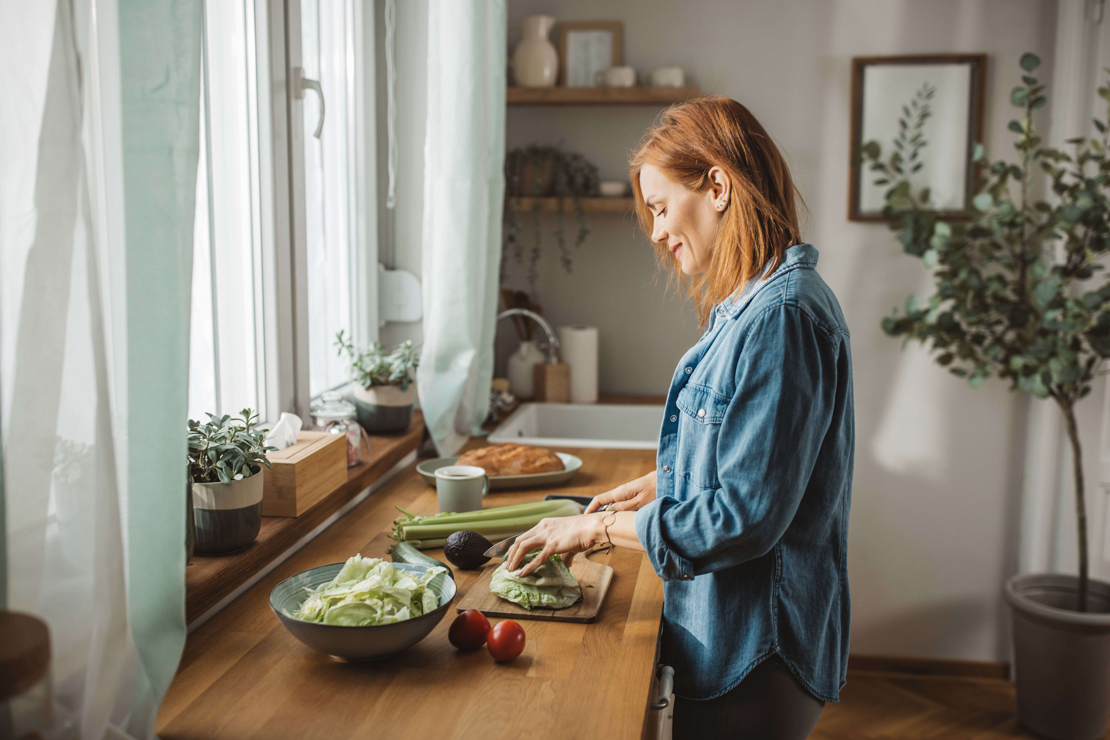 Ernaehrung_Vitamine_Frau_Gemuese_s_k1xzvq