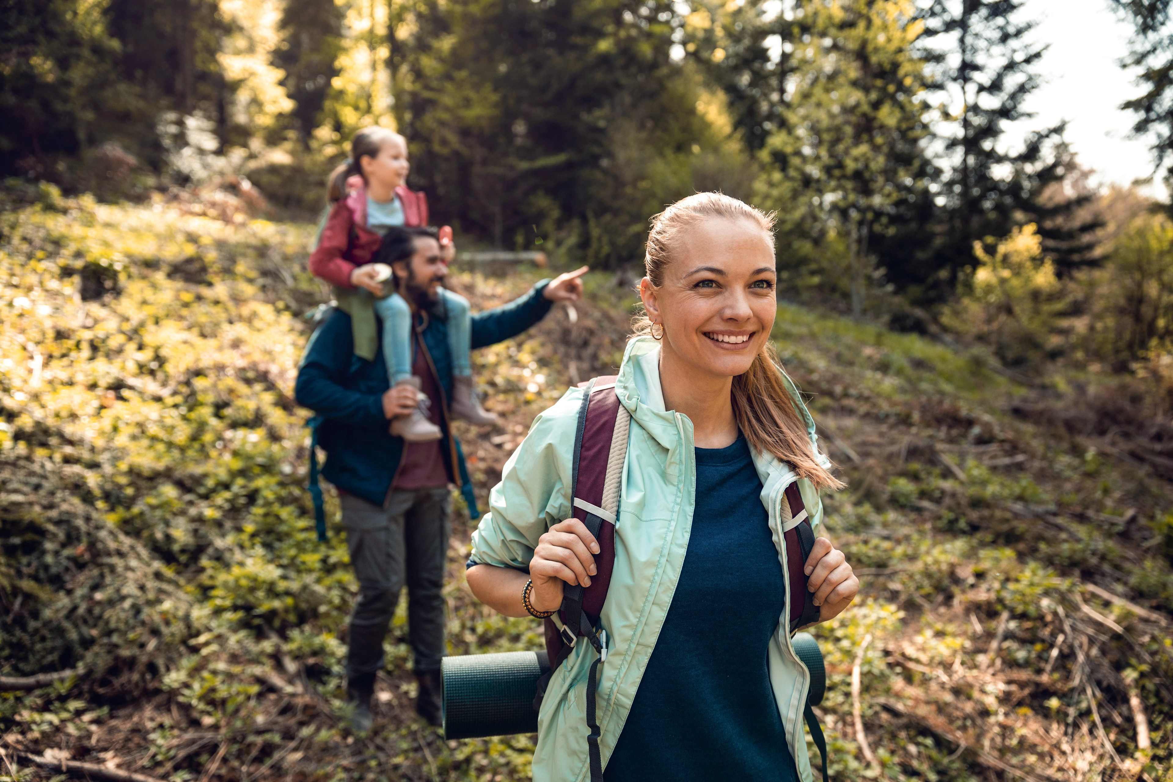 Familie_Wandern_Wald_Paar_Kind_s_bpzuup