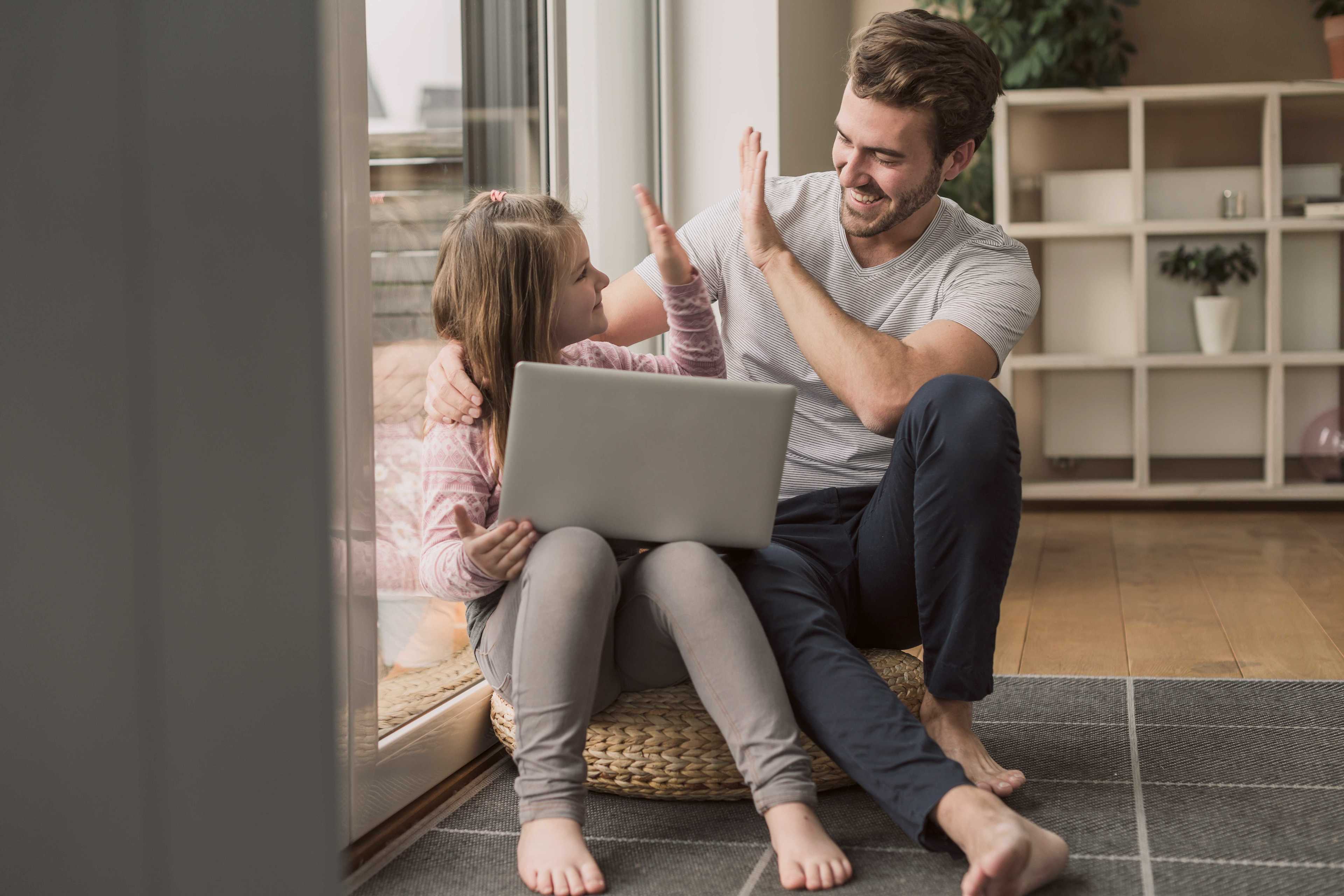 Familie_Zuhause_Vater_Tochter_Laptop_s_opzdod