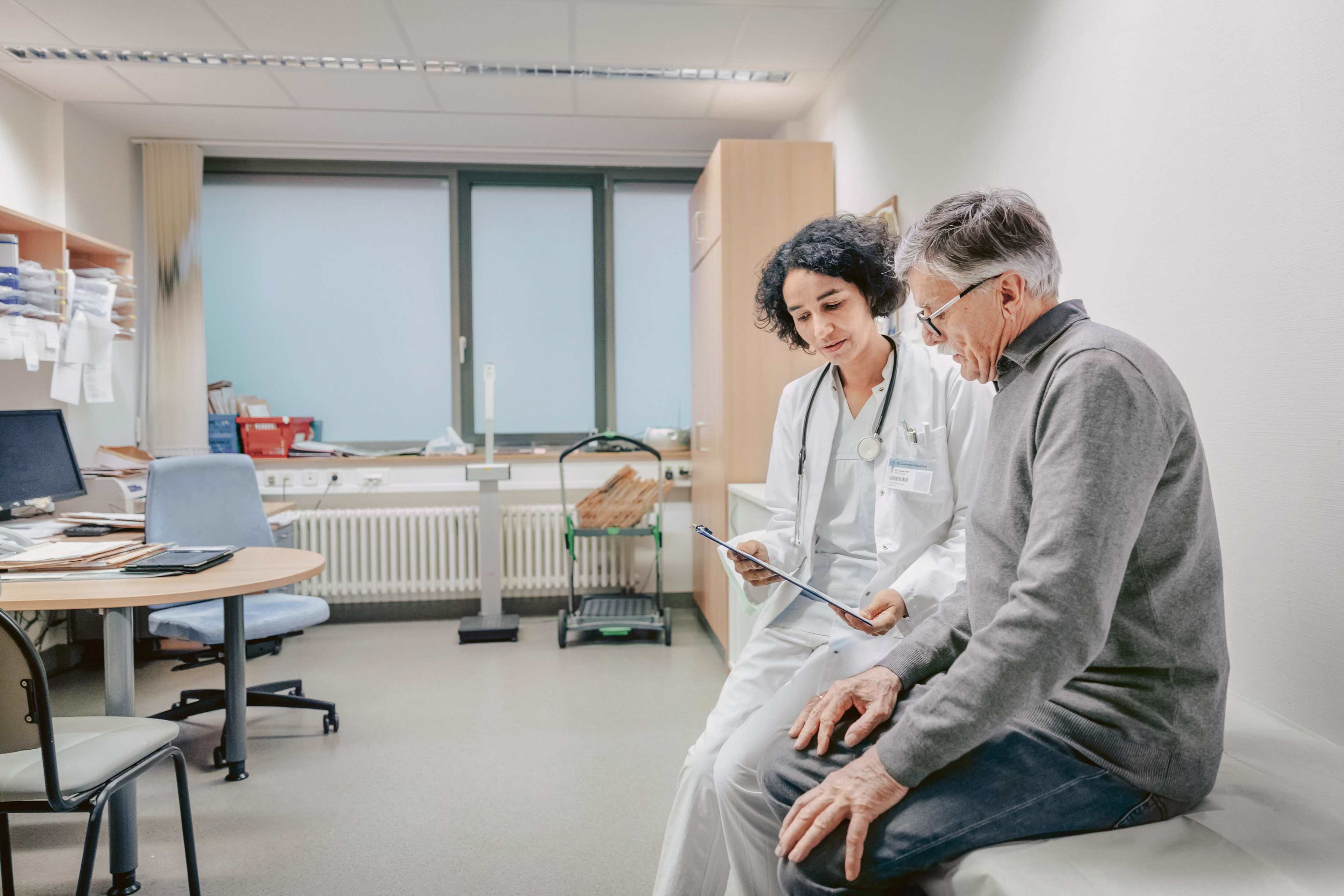 Gesundheit_Arztpraxis_Beratung_Aerztin_Patient_s_mytufc
