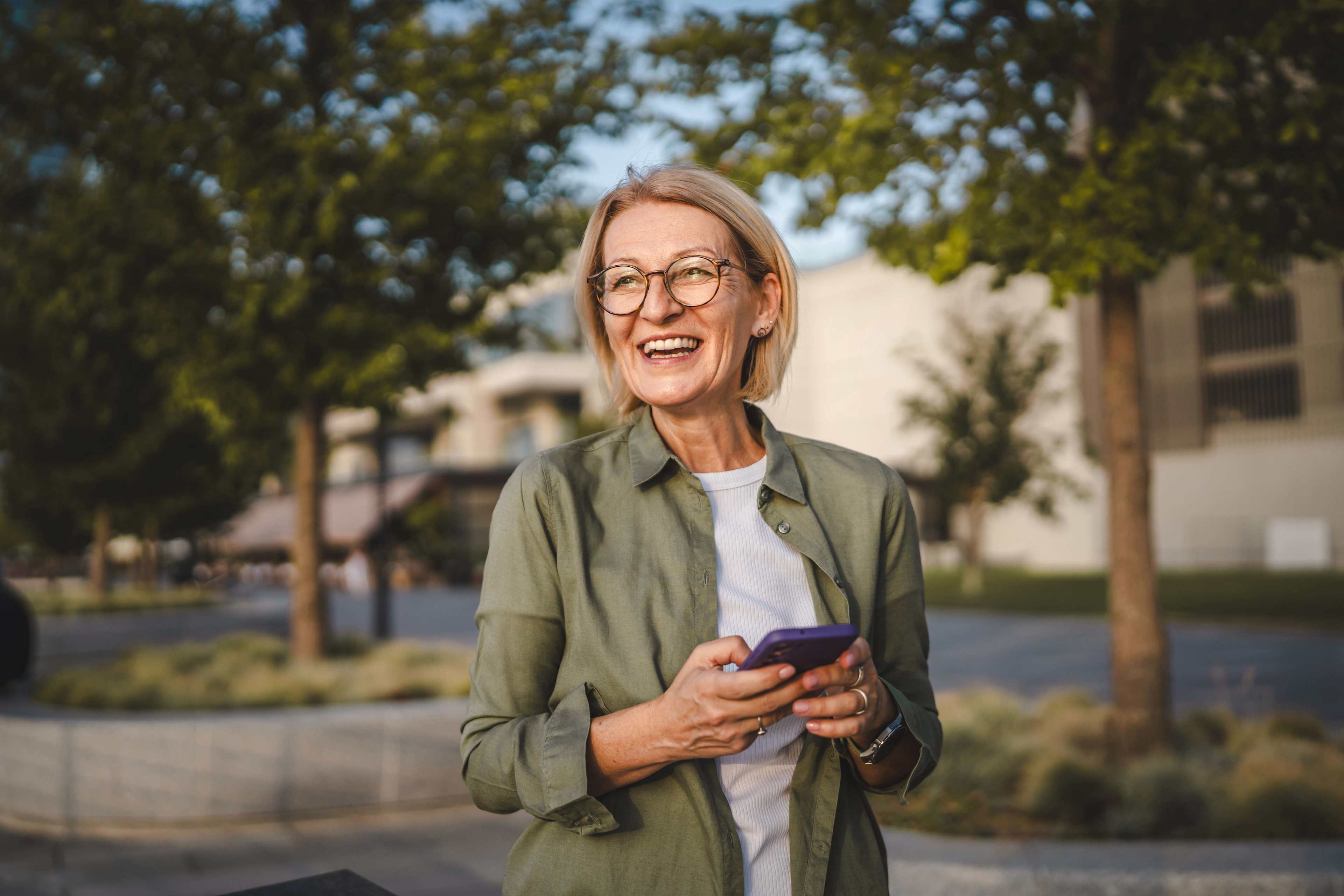 Kunden_Draussen_Frau_Smartphone_s_cc8pw3