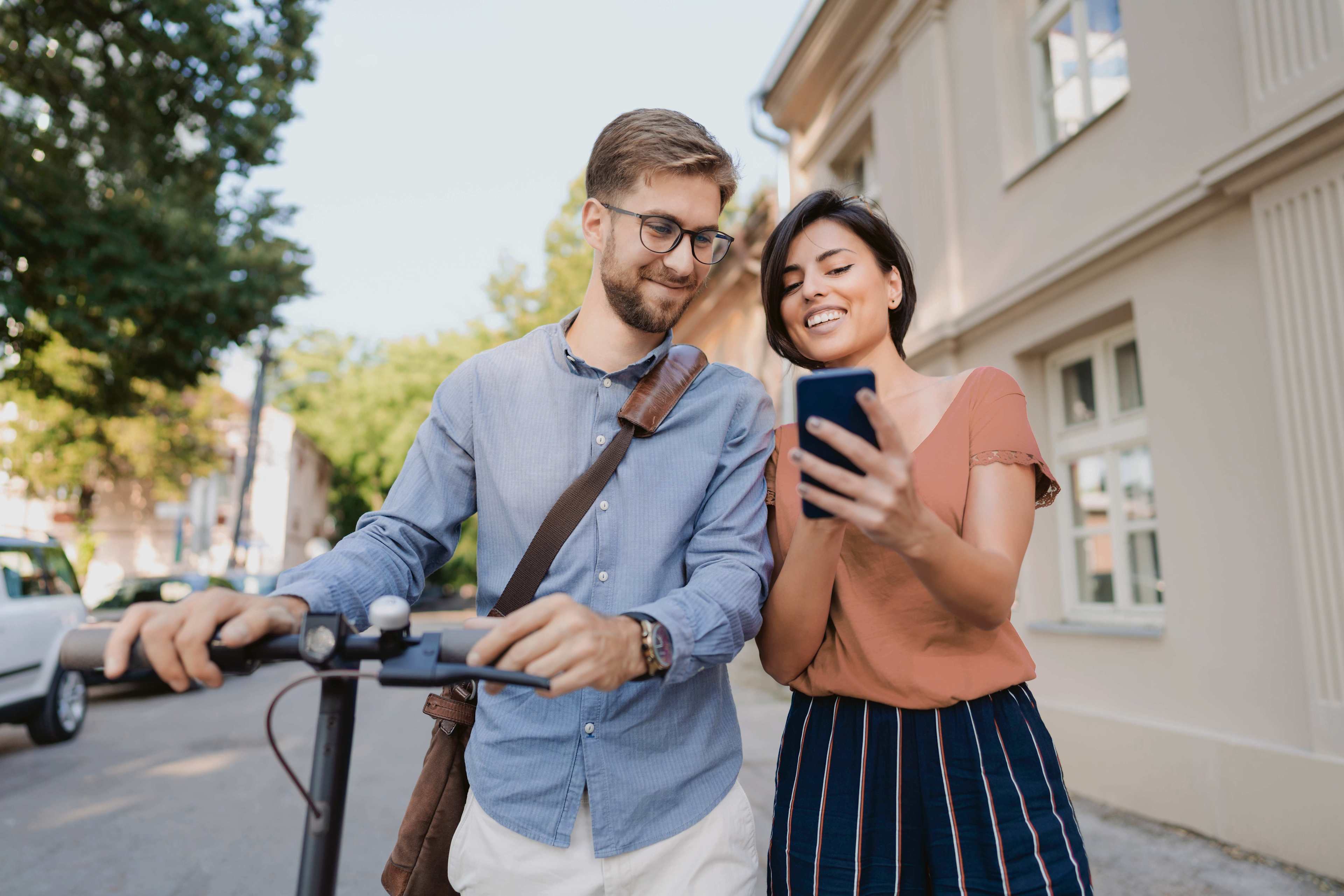 Kunden_Unterwegs_Frau_Mann_Smartphone_s_vmkcw8