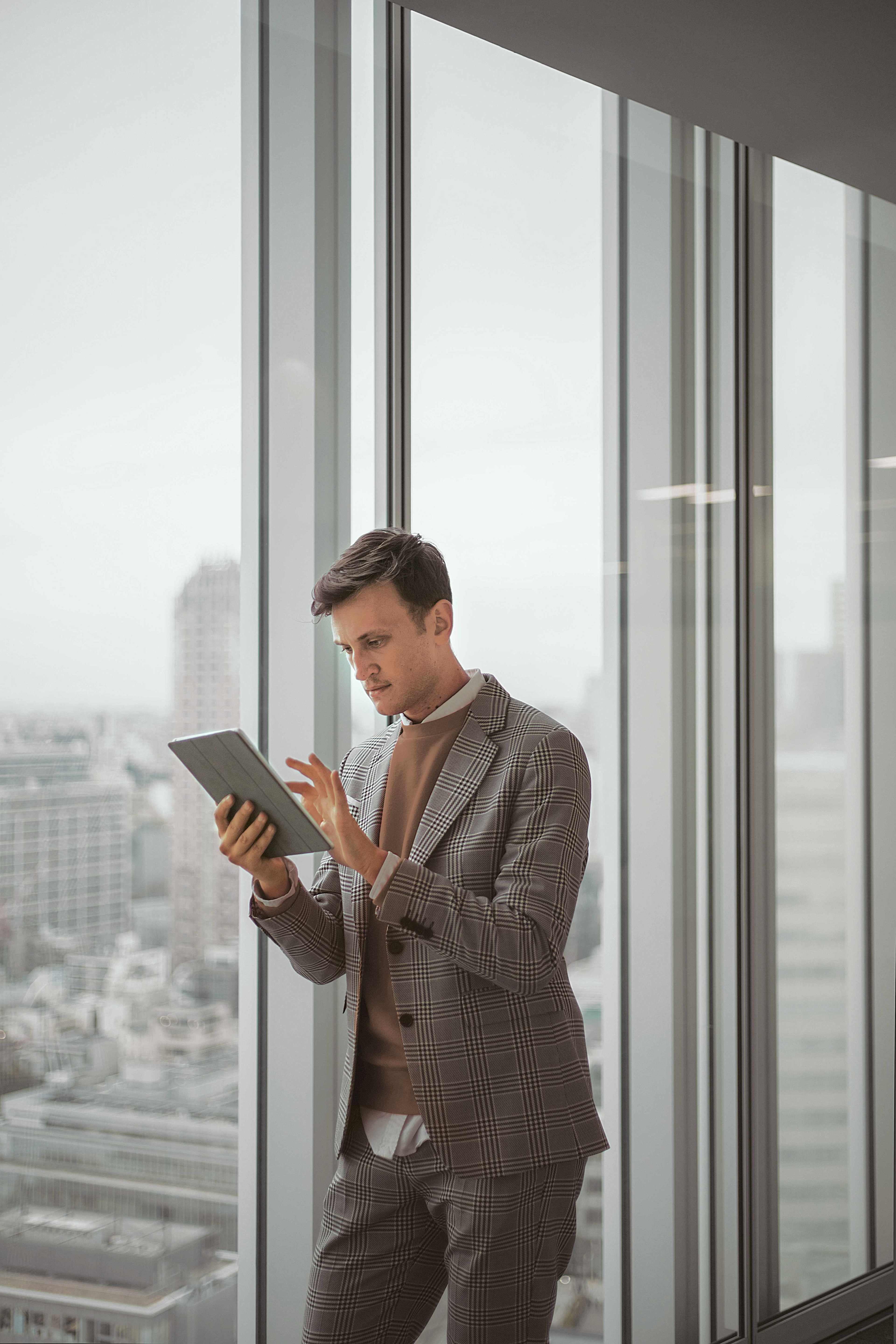 Kunden_Unterwegs_Mann_Business_Skyscraper_s_fcleqa
