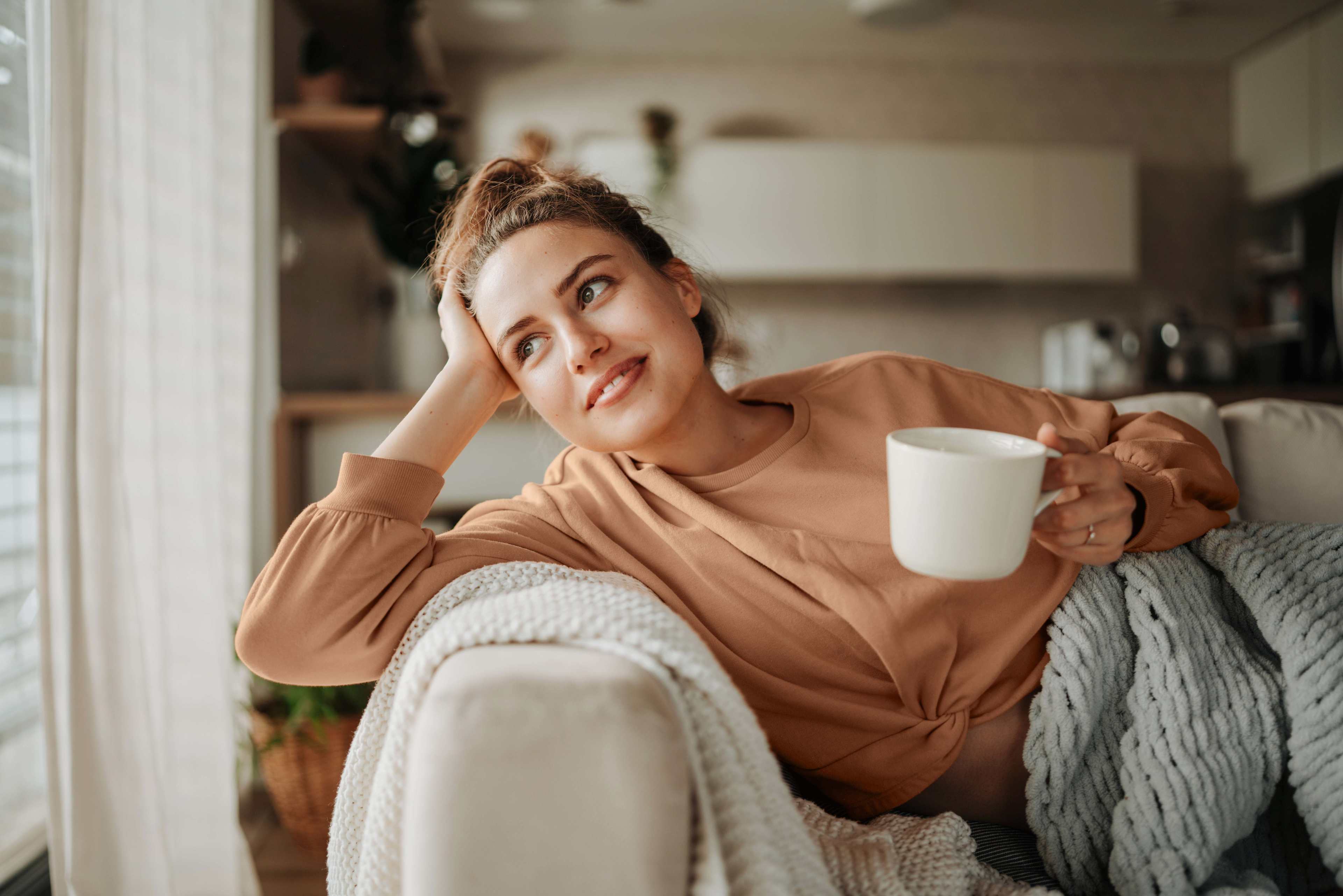 Wohlbefinden_Frau_Sofa_Tasse_s_dun6us