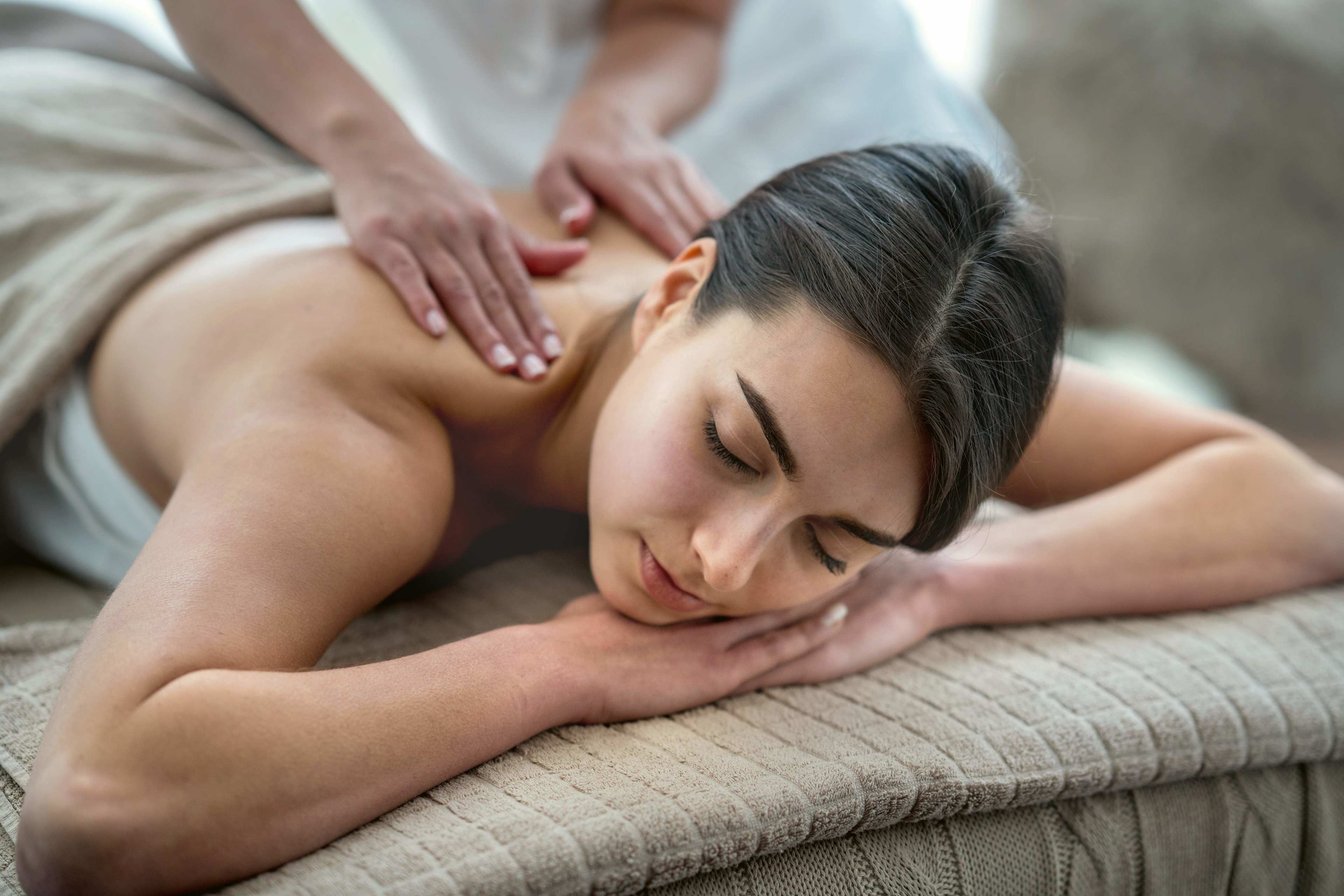 Wohlbefinden_Massage_Frau_Schultern_s_exwr4w