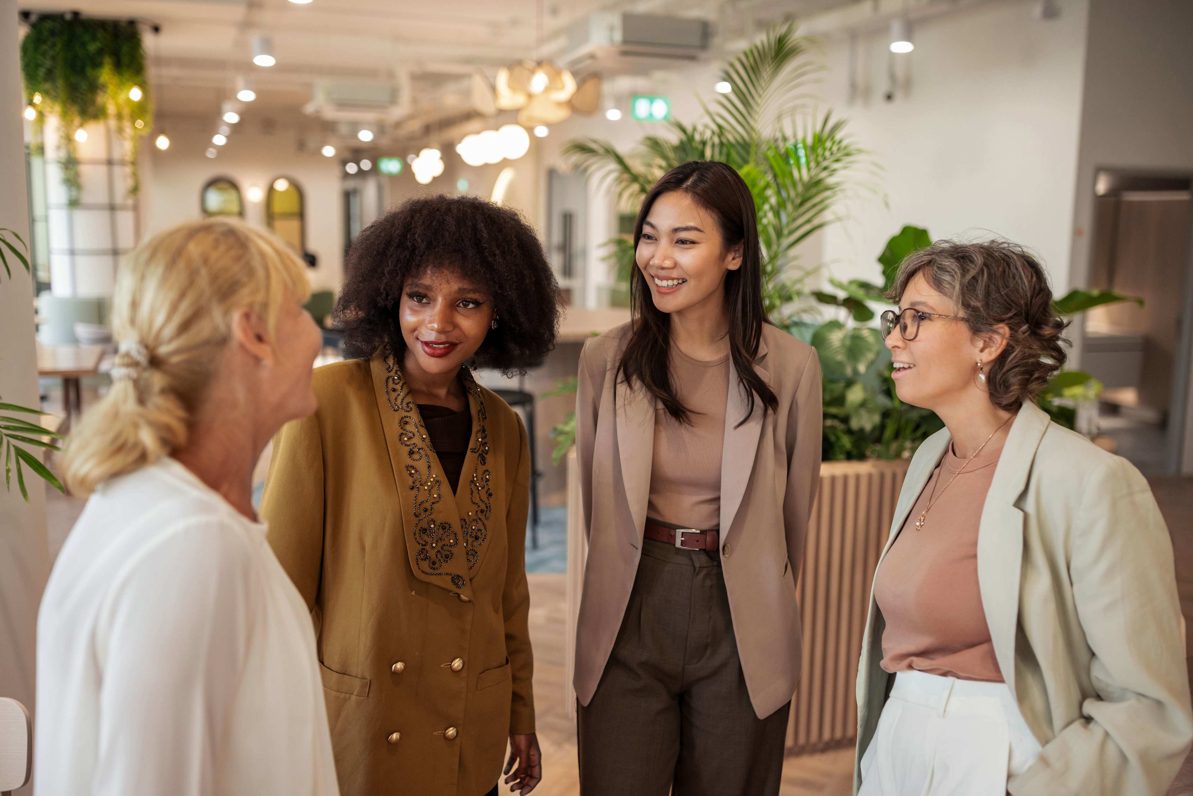 Employer_Brand_Gruppe_Frauen_Office_1_s_bnc7ju