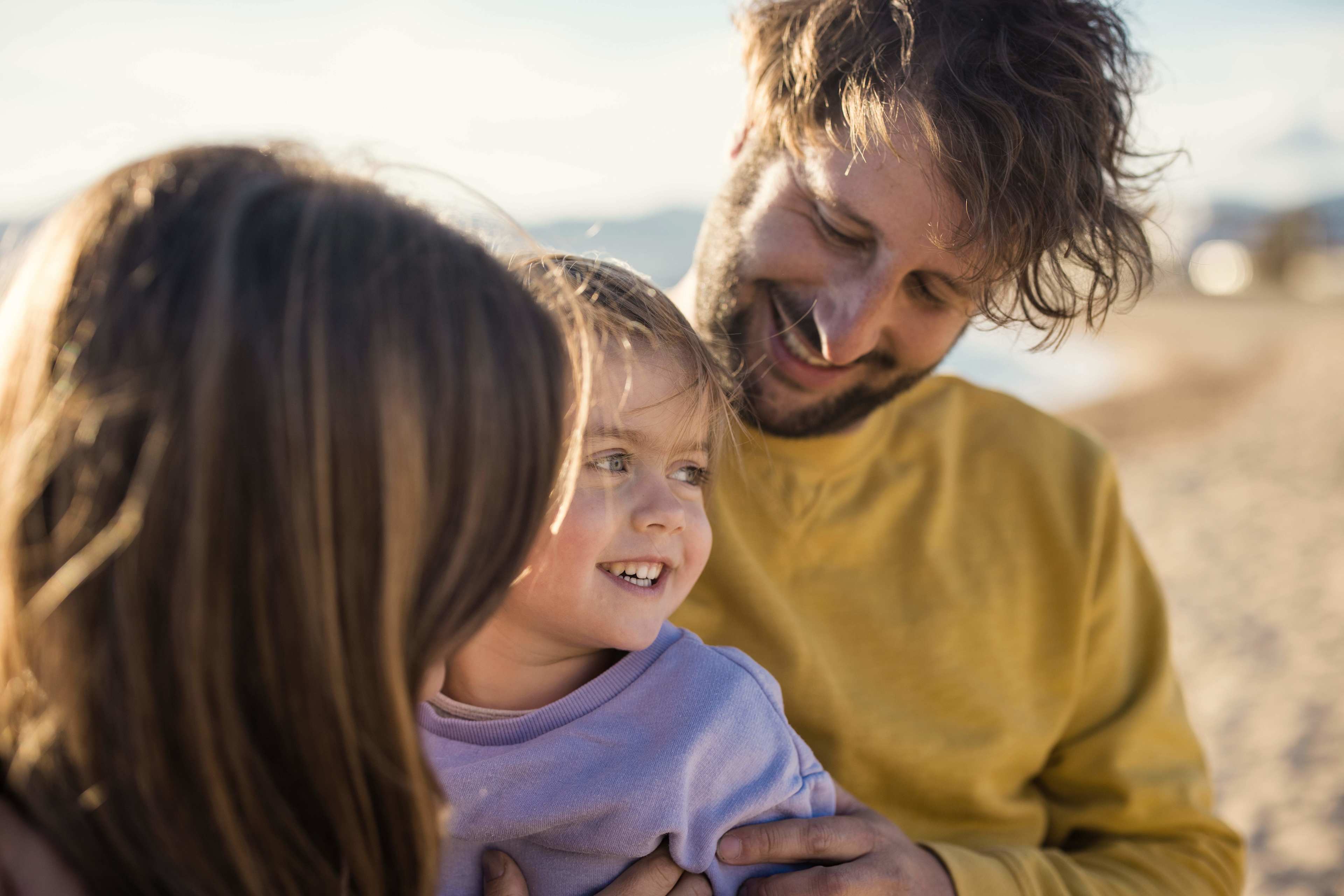Familie_Draussen_Kind_Meer_s_q5qxyw