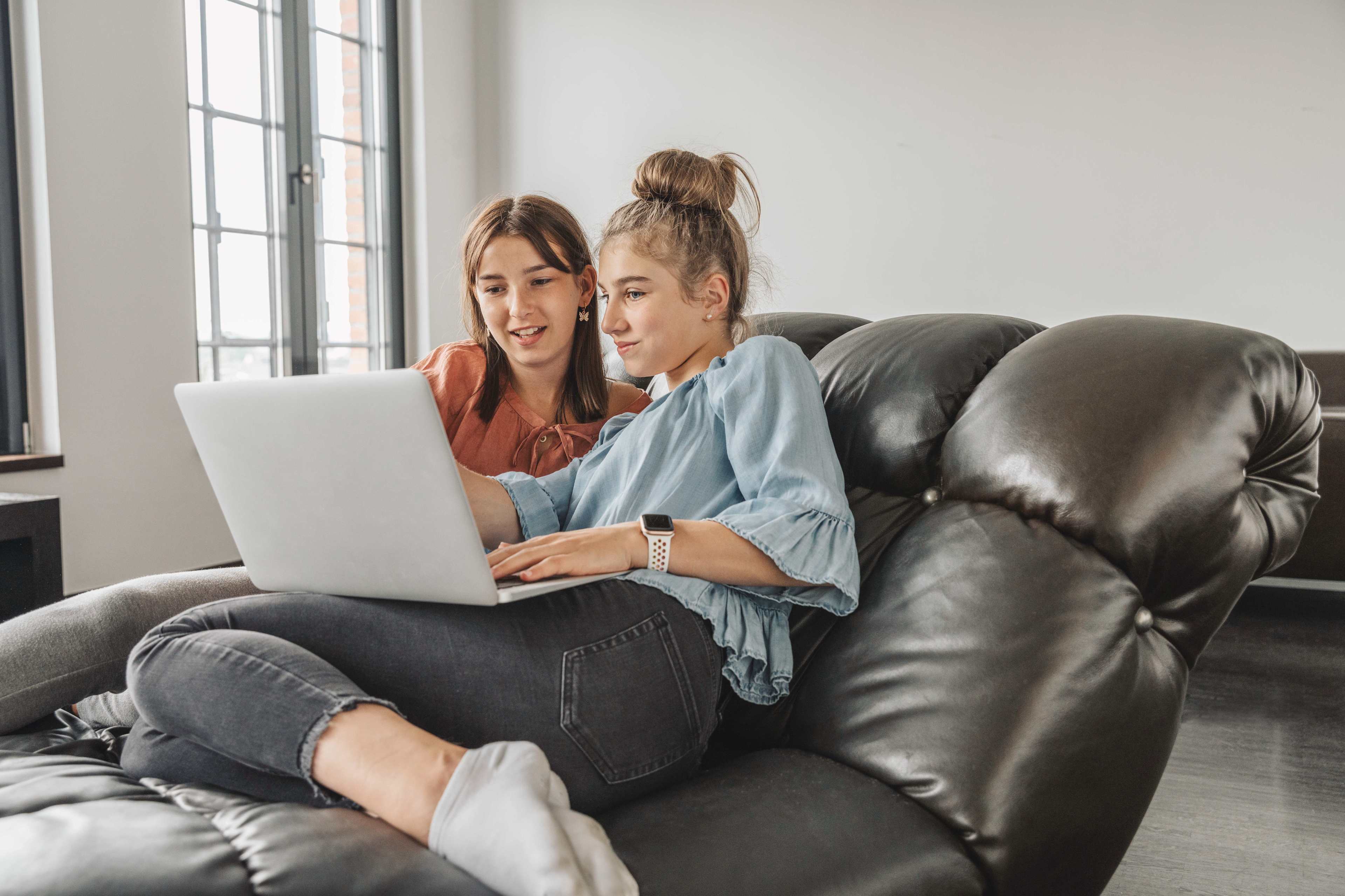 Familie_Zuhause_Junge_Erwachsene_Frauen_Sofa_Laptop_s_e2nbzp