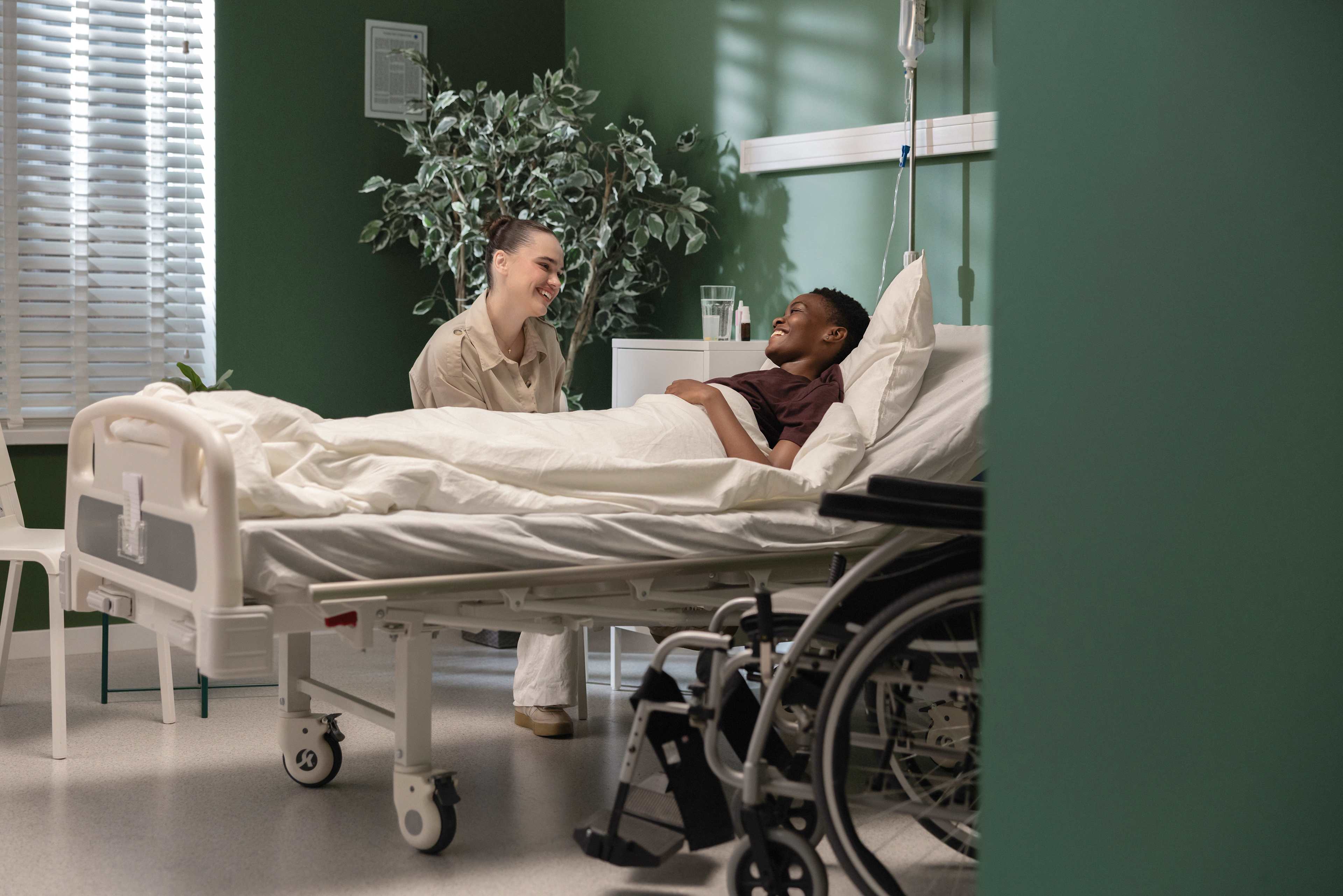 Gesundheit_Spital_Paar_Gespraech_Laecheln_s_jyylod