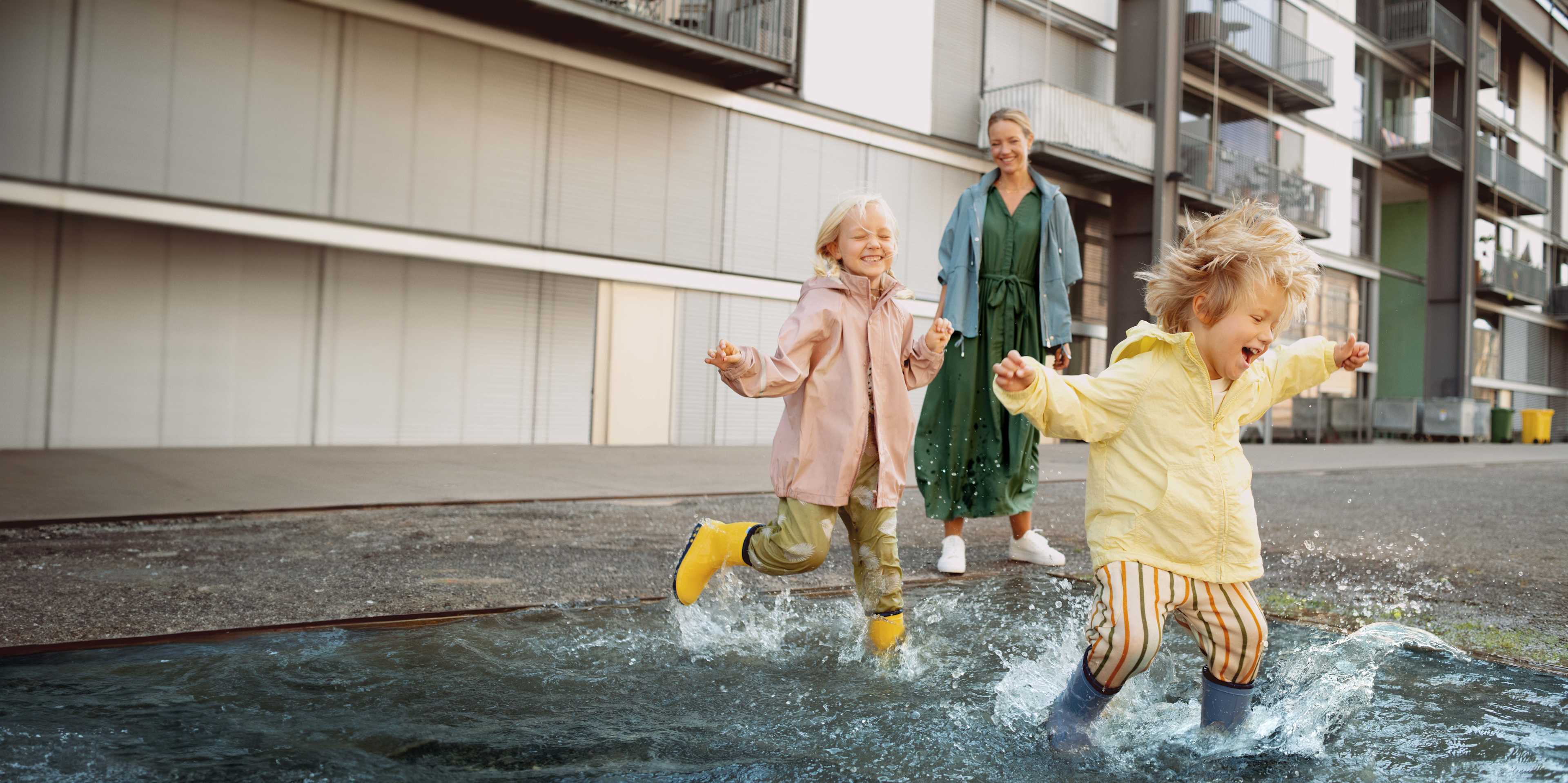 Familie_Draussen_Mutter_Kinder_Wasserpfuetze_Quer_k_zinzcg