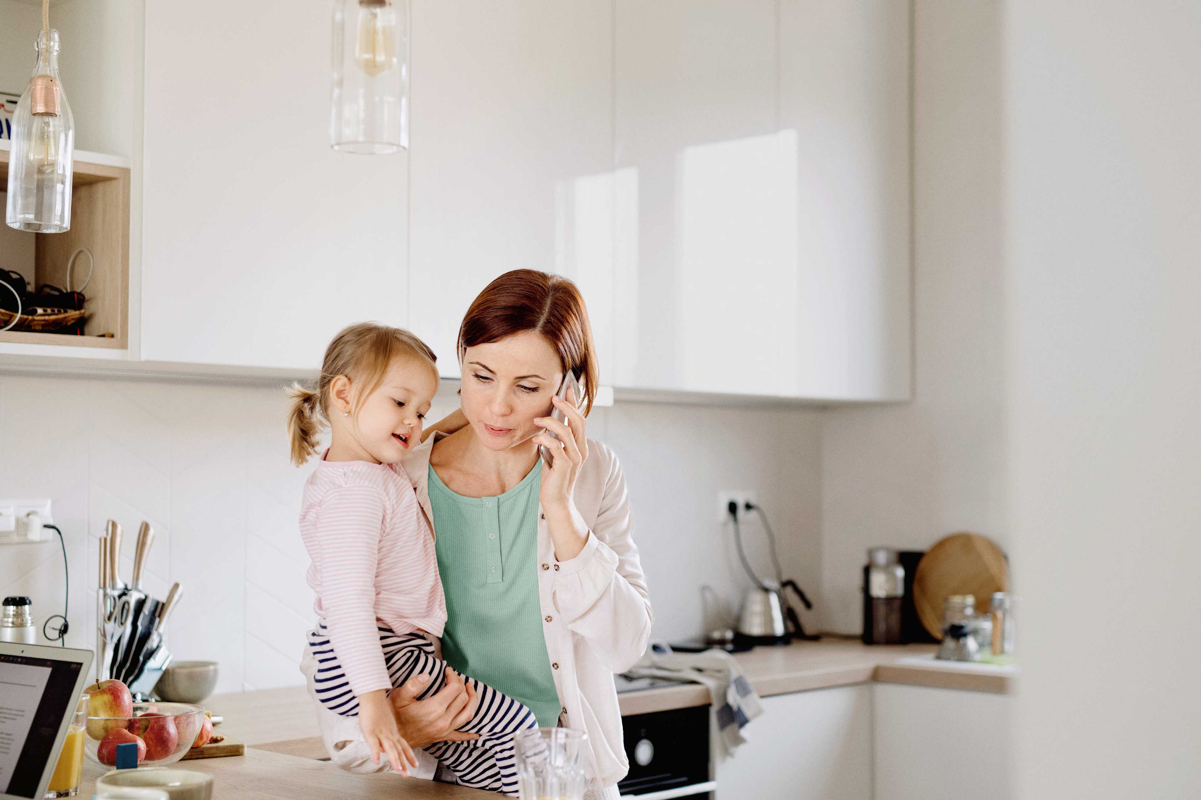 Gesundheit_Mutter_Kind_Krank_Kueche_Telefon_s_Freisteller_qrymfn
