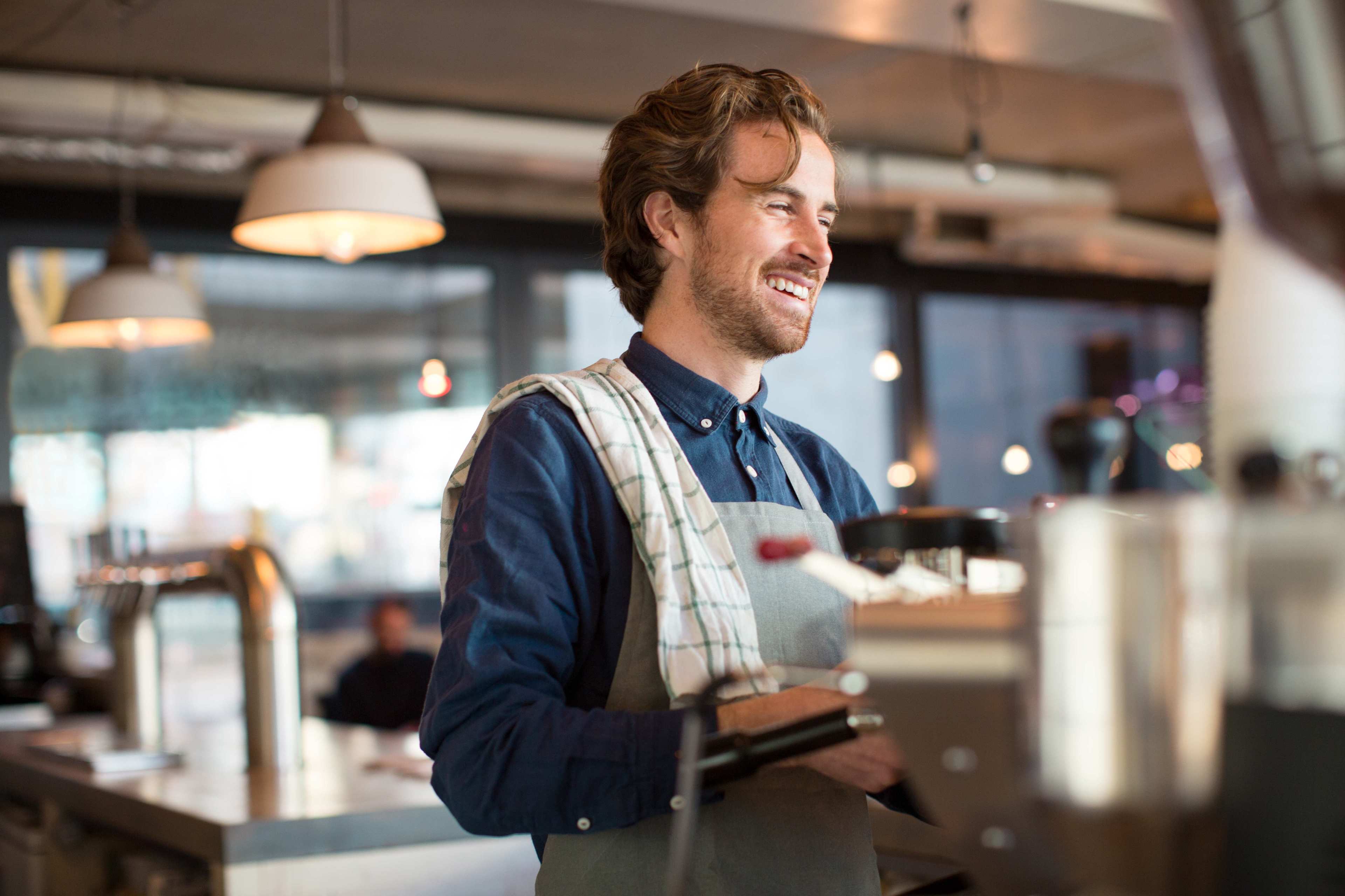 Gastro_Barista_Mann_Zubereitung_s_Freisteller_jyuzzl