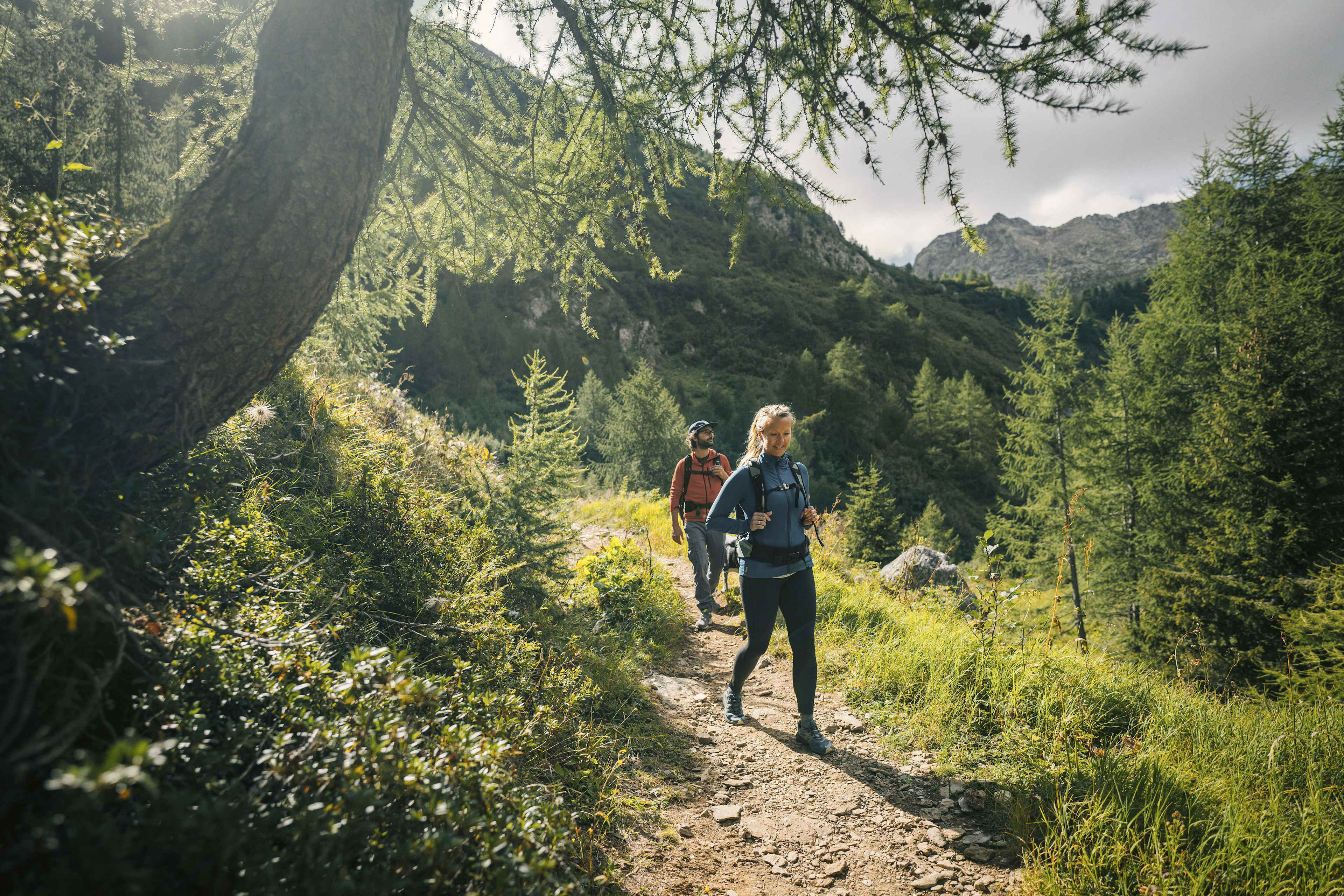 Kunden_Unterwegs_Wandern_Frau_Mann_s_tuj4ek