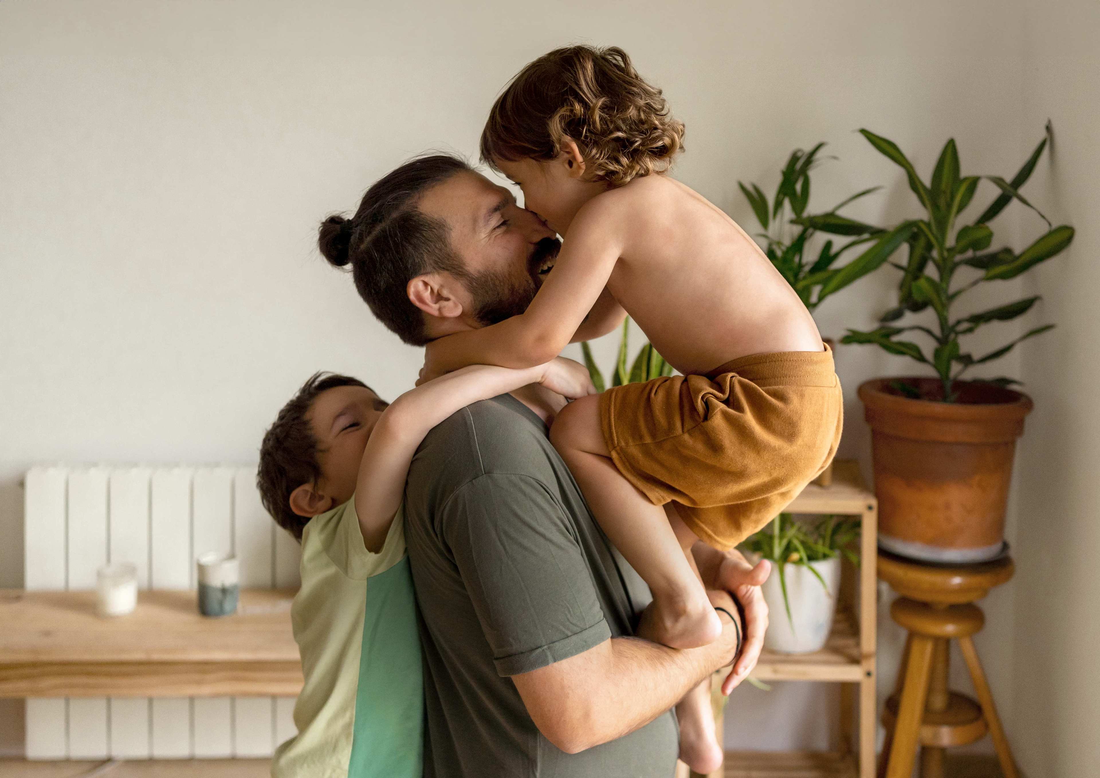 Familie_Zuhause_Vater_Kinder_s_Freisteller_a8gv7n
