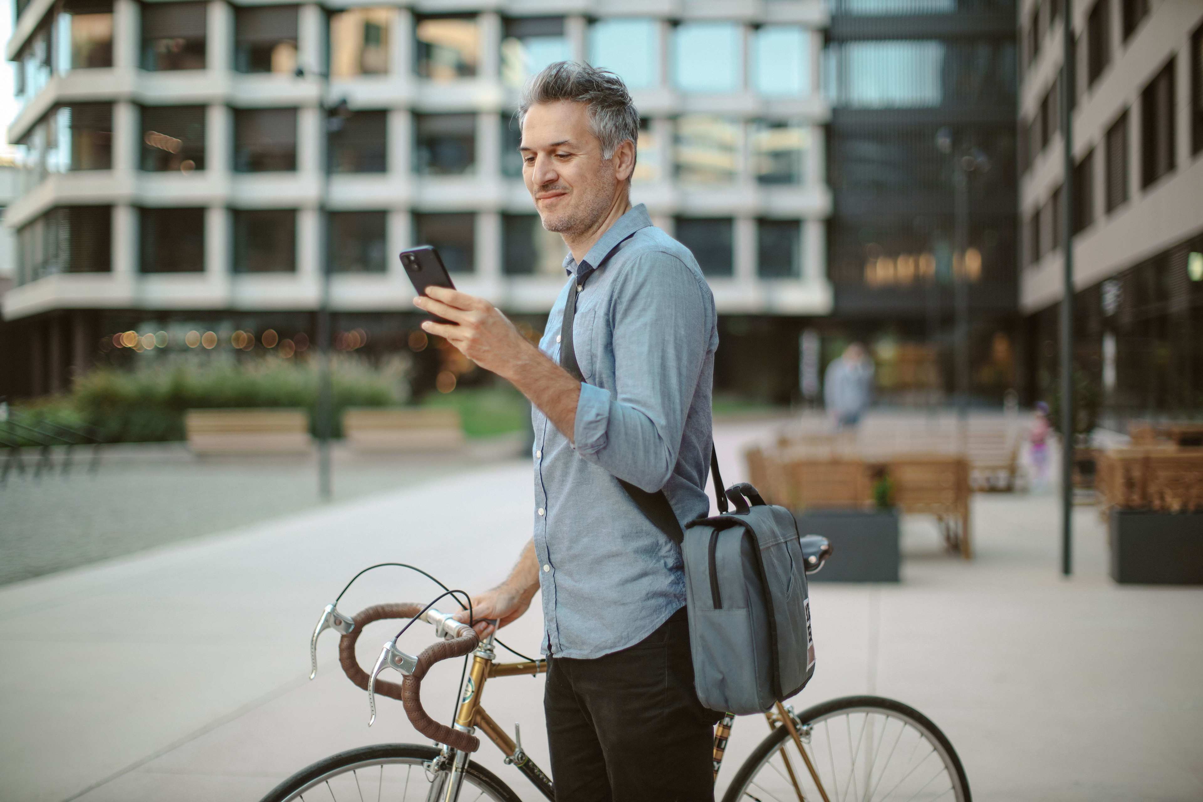 Kunden_Unterwegs_Mann_Smartphone_Fahrrad_s_Freisteller_wschle
