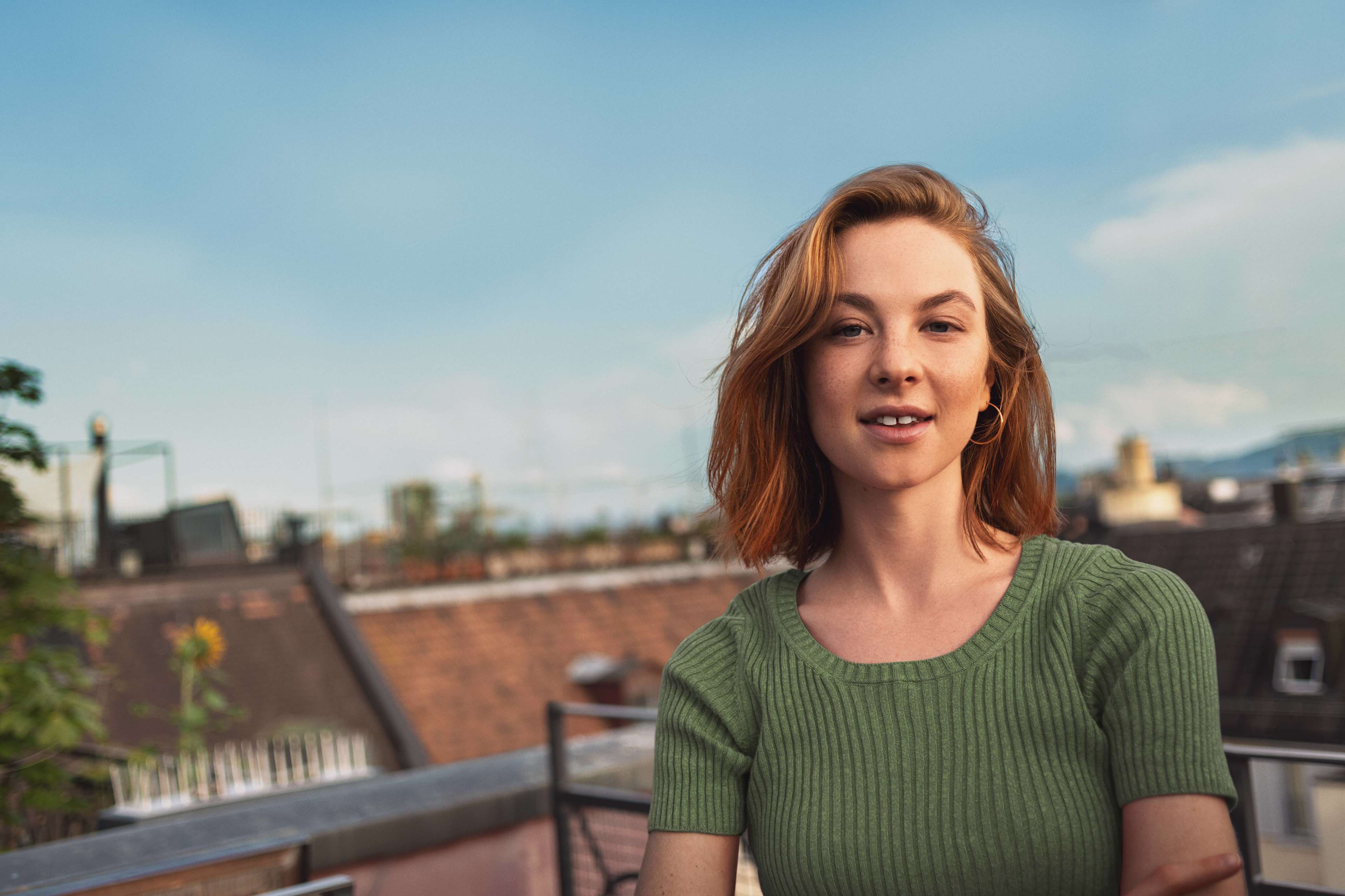 Kunden_Unterwegs_Frau_Zufrieden_Blick_k_Freisteller_ei5r0c