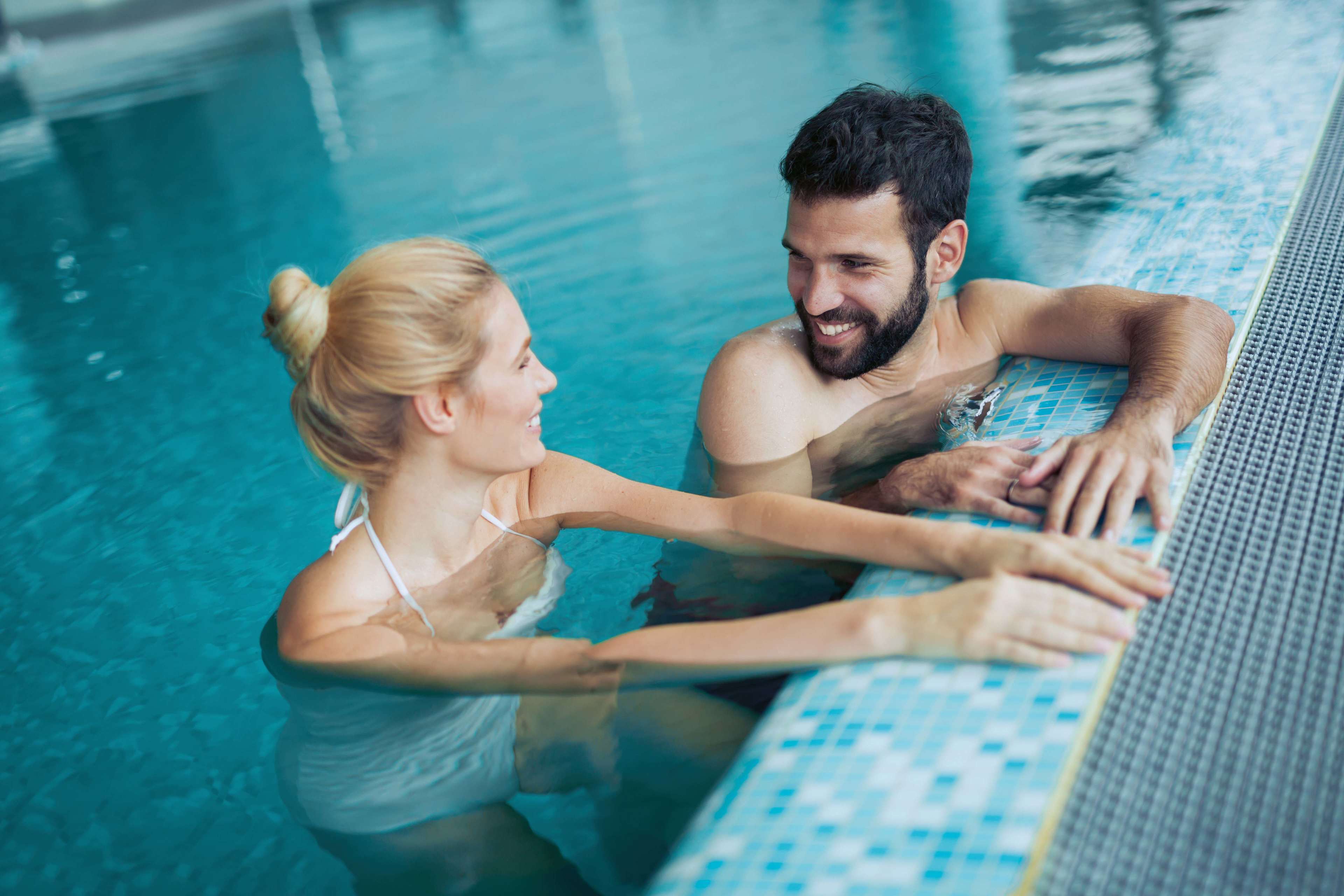 Wohlbefinden_Thermalbad_Paar_Pool_s_xfcghi