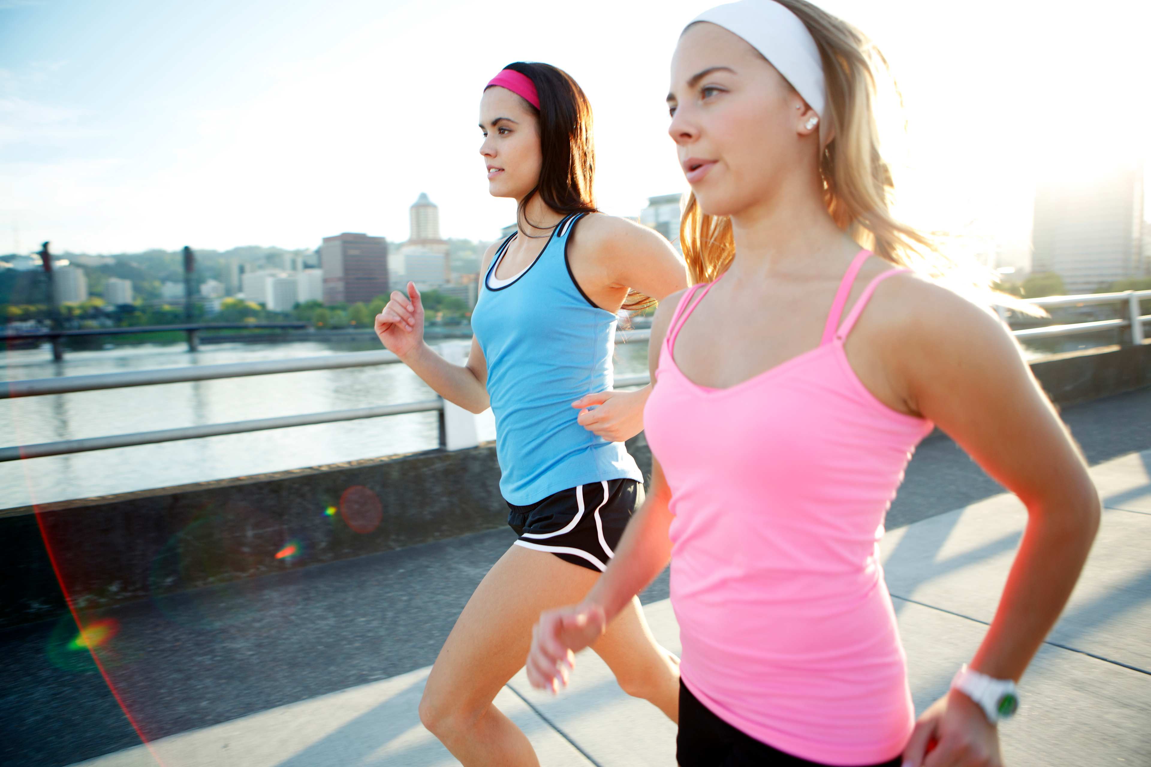 frauen-zyklus-sport-joggen