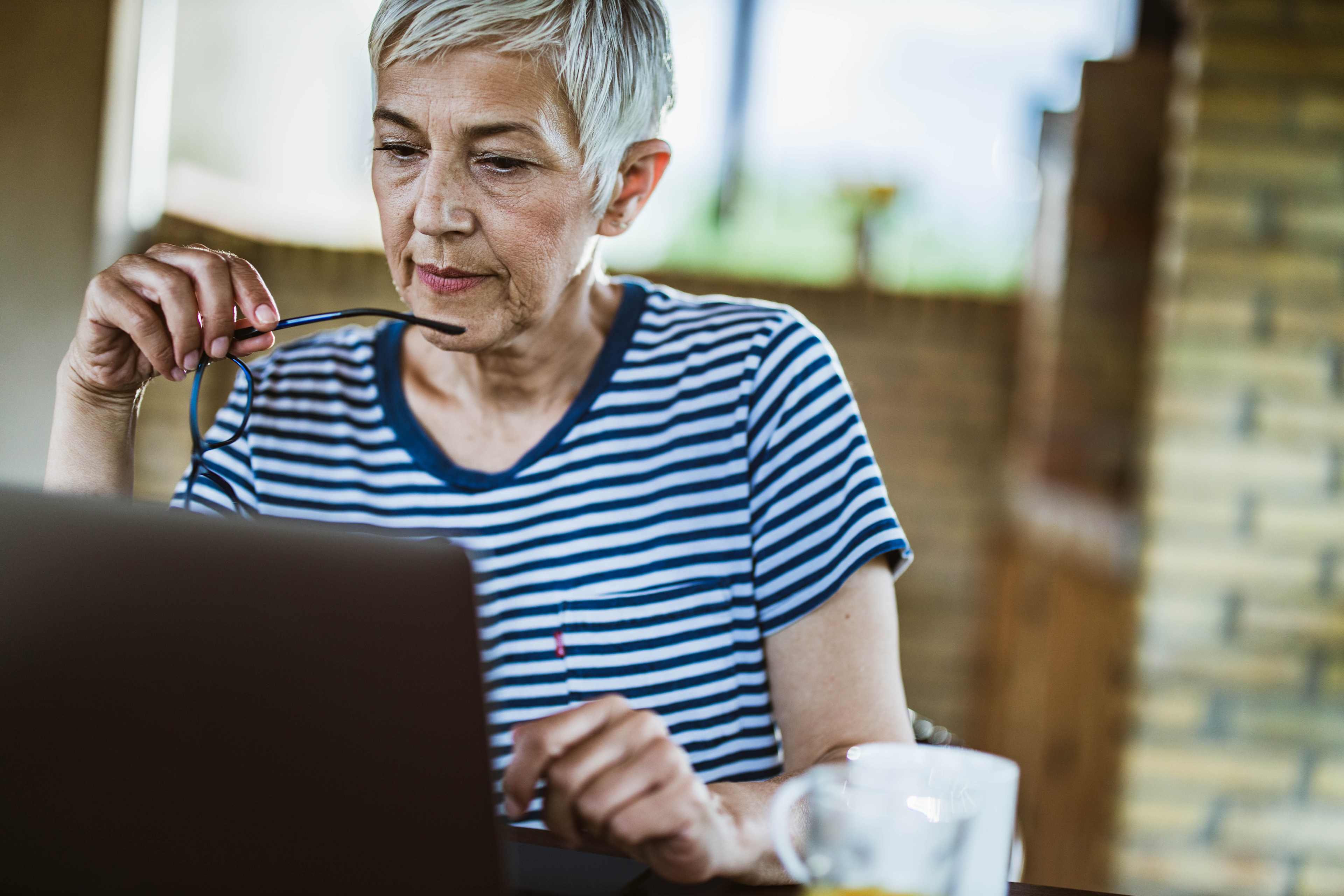 dame-zuhause-laptop-todesmeldung-todesfall