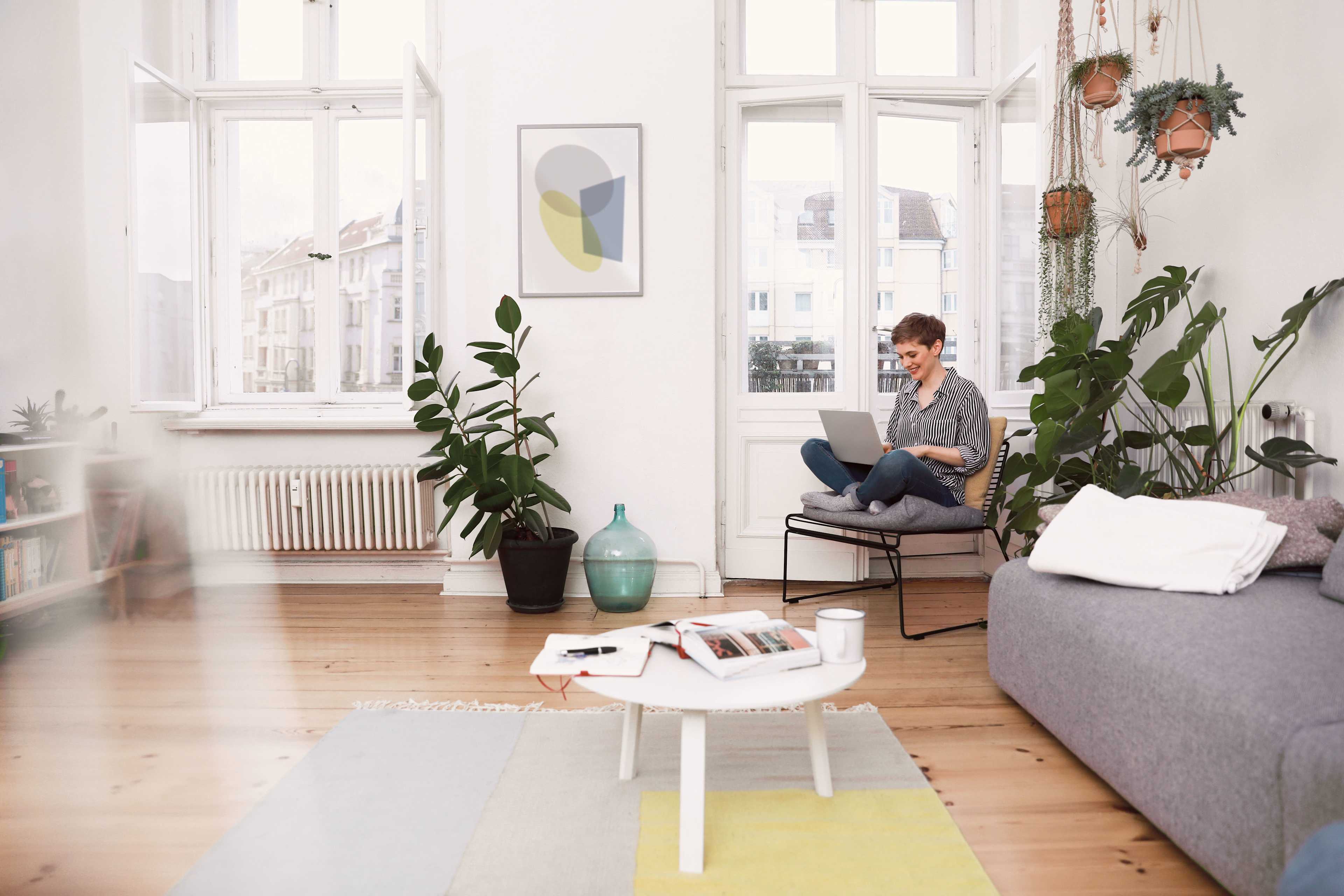Kunden_Zuhause_Frau_Sessel_Laptop_s