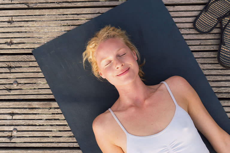 swica-wohlbefinden-frau-yogamatte-768x512