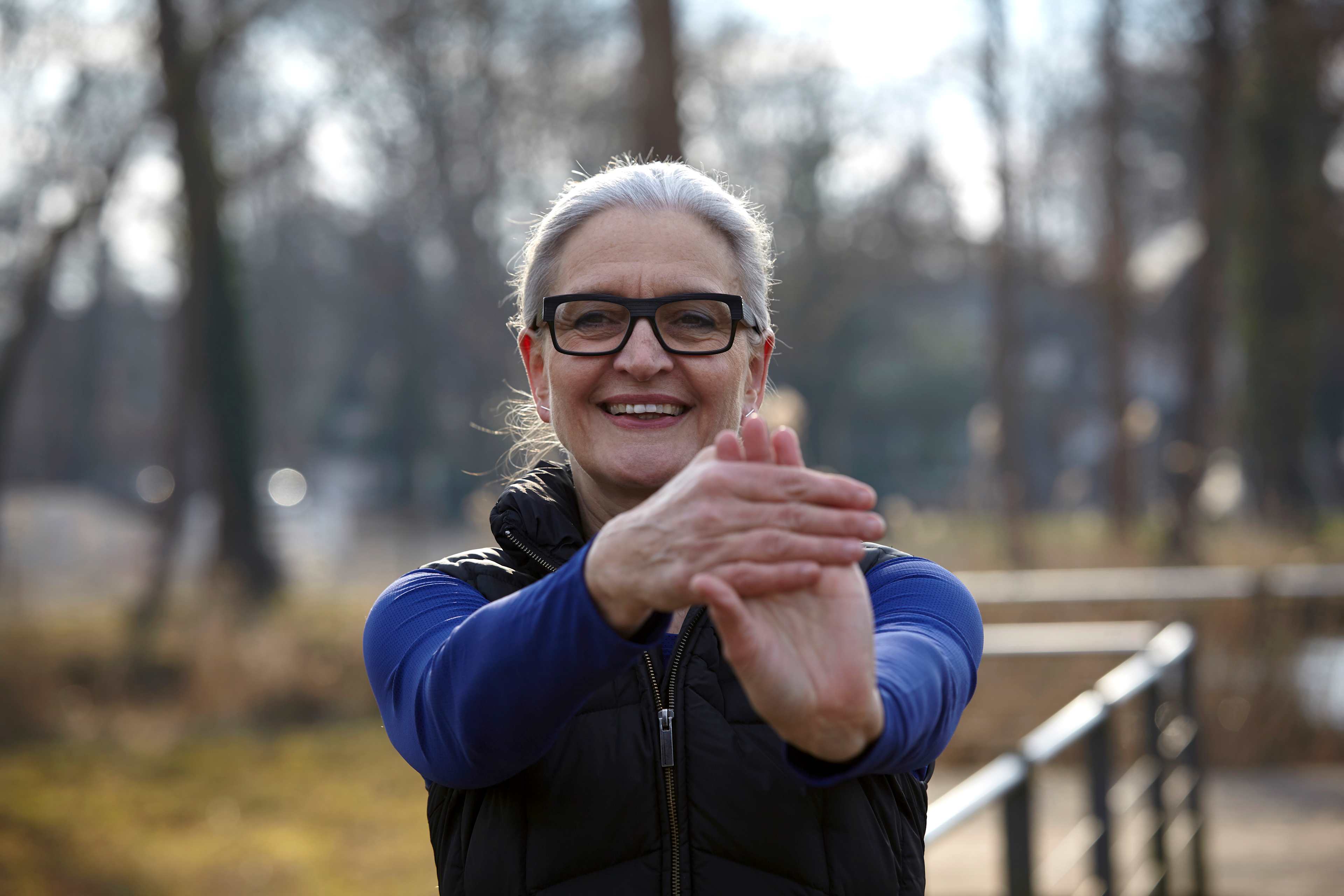 2026-03-16-gesundheitswelt-blog-bewegung-osteoporose-hand-frau-getty