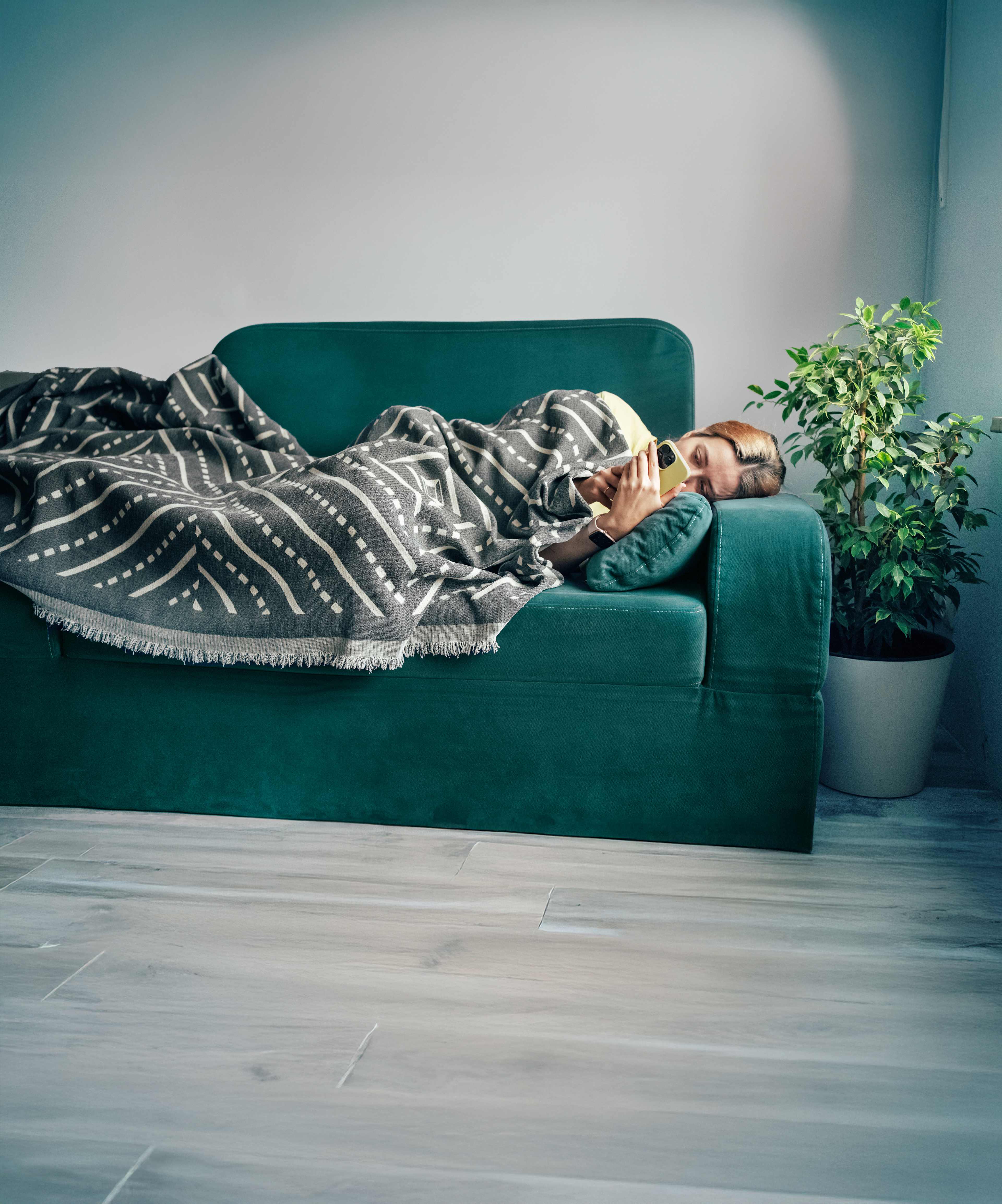 Gesundheit_sante24_Frau_Krank_Sofa_s_HG_erweitert