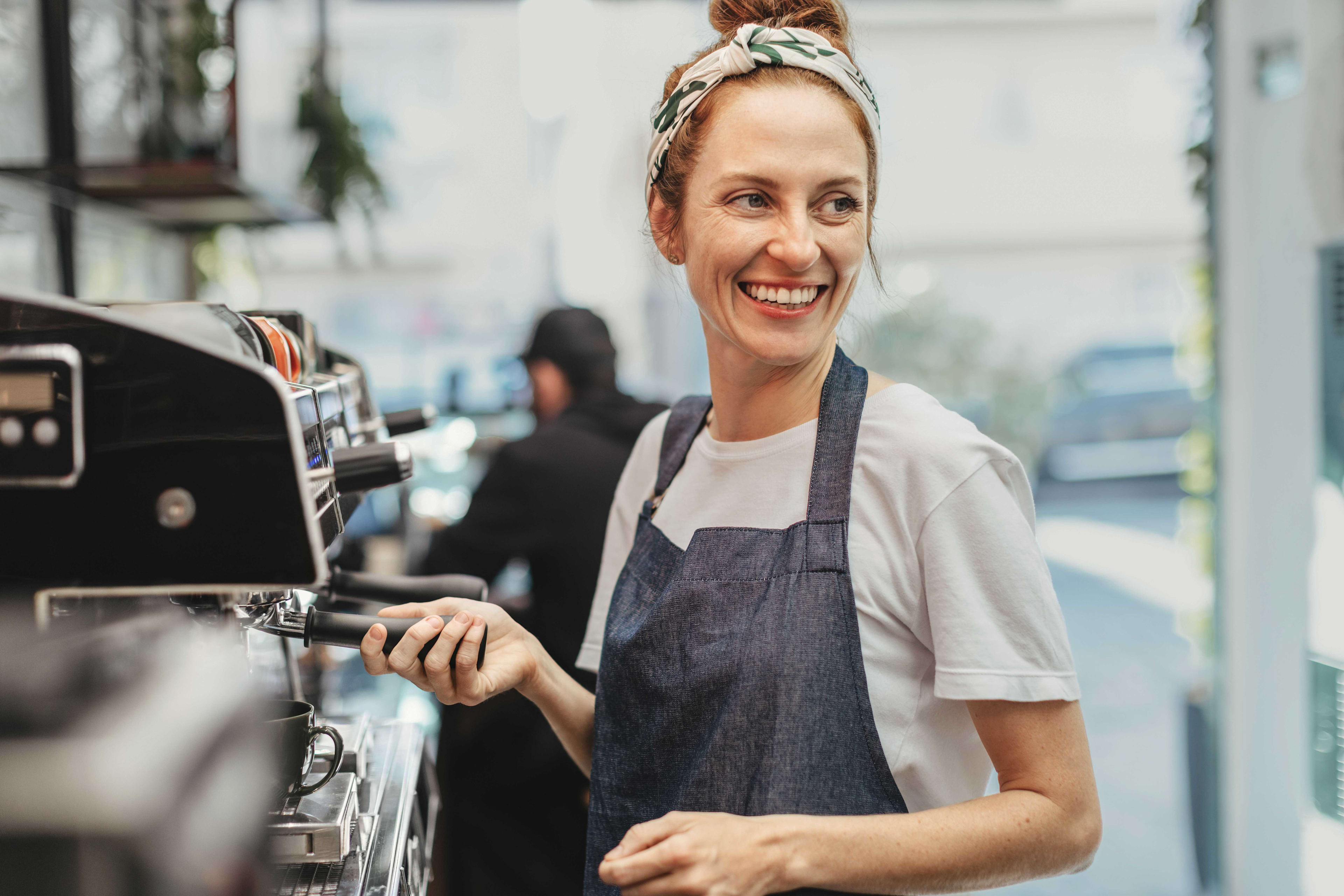 Gastro_Barista_Frau_Kaffeemaschine_s_zk9hin