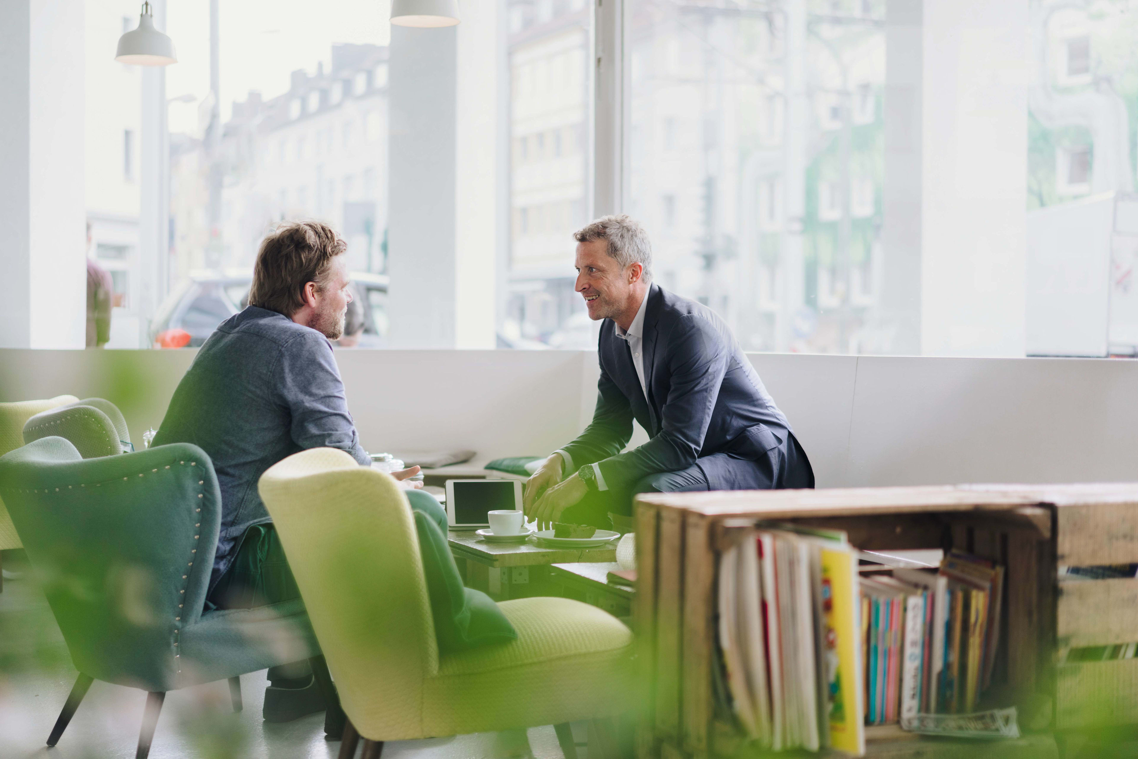 Employer_Brand_Maenner_Besprechung_Sessel_s_g8fc4b