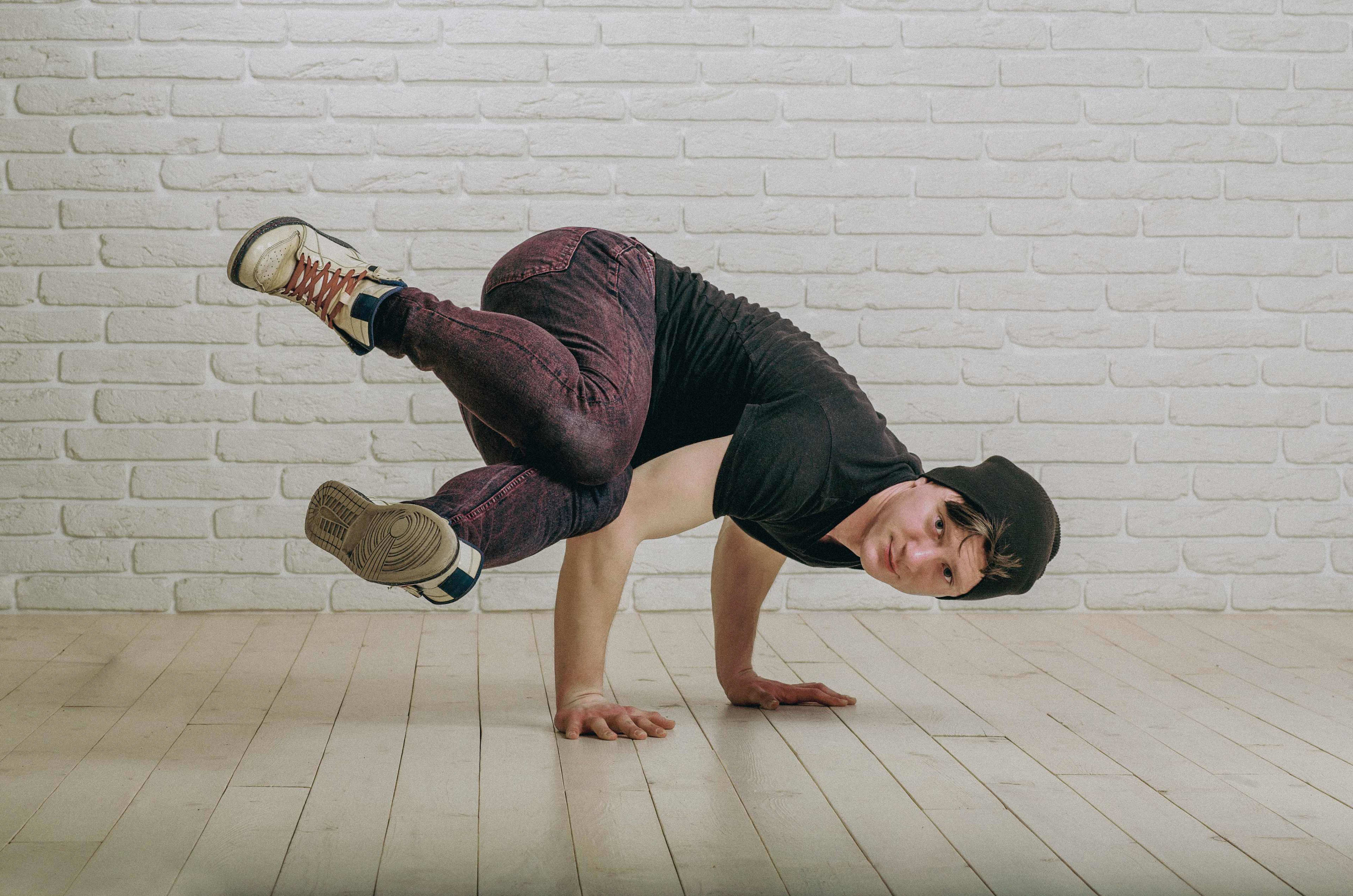 Bewegung_Tanzen_Breakdance_Mann_s_ic7n6r