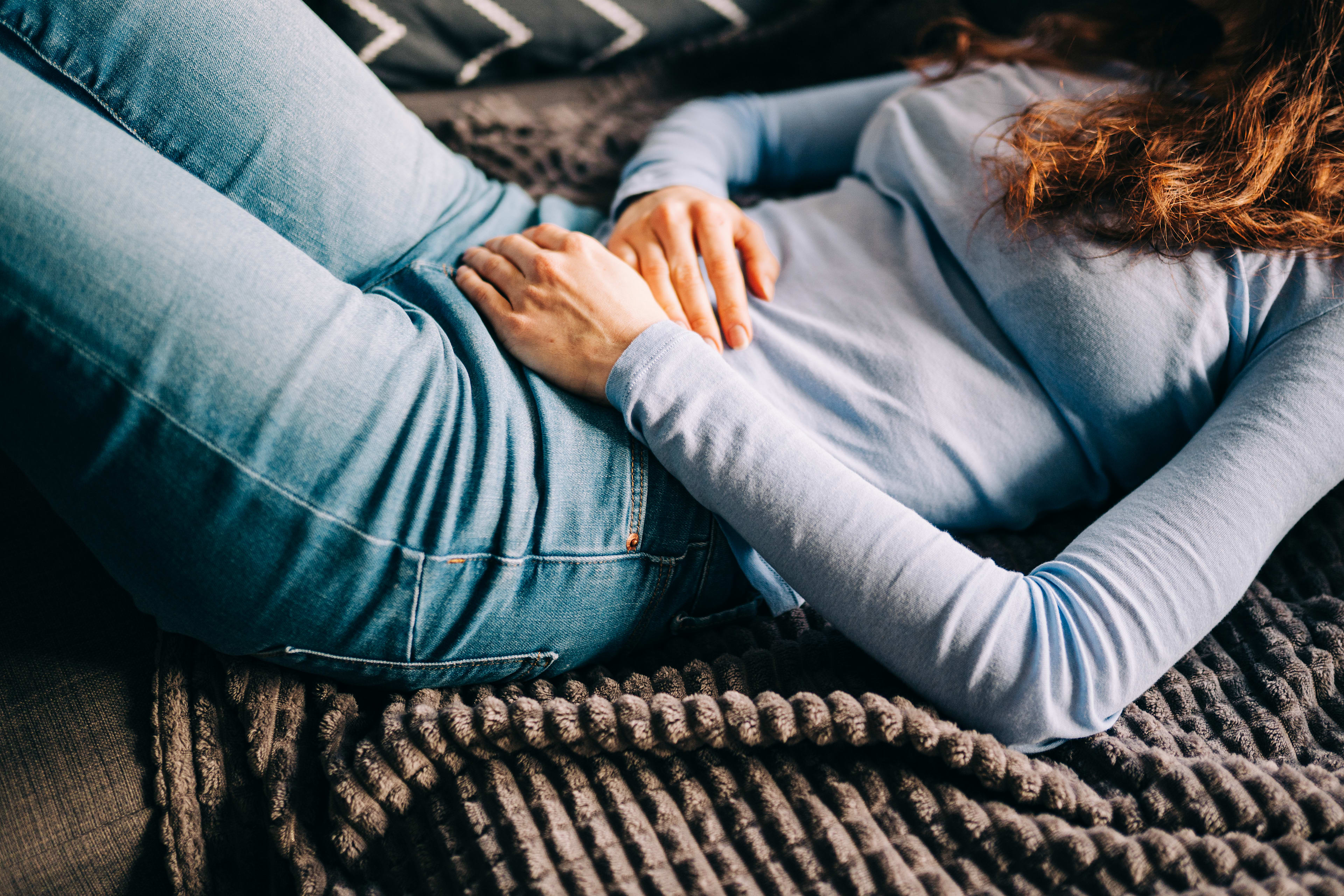 gesundheitswelt-blogbeitrag-frauengesundheit-endometriose-bauchschmerzen-getty
