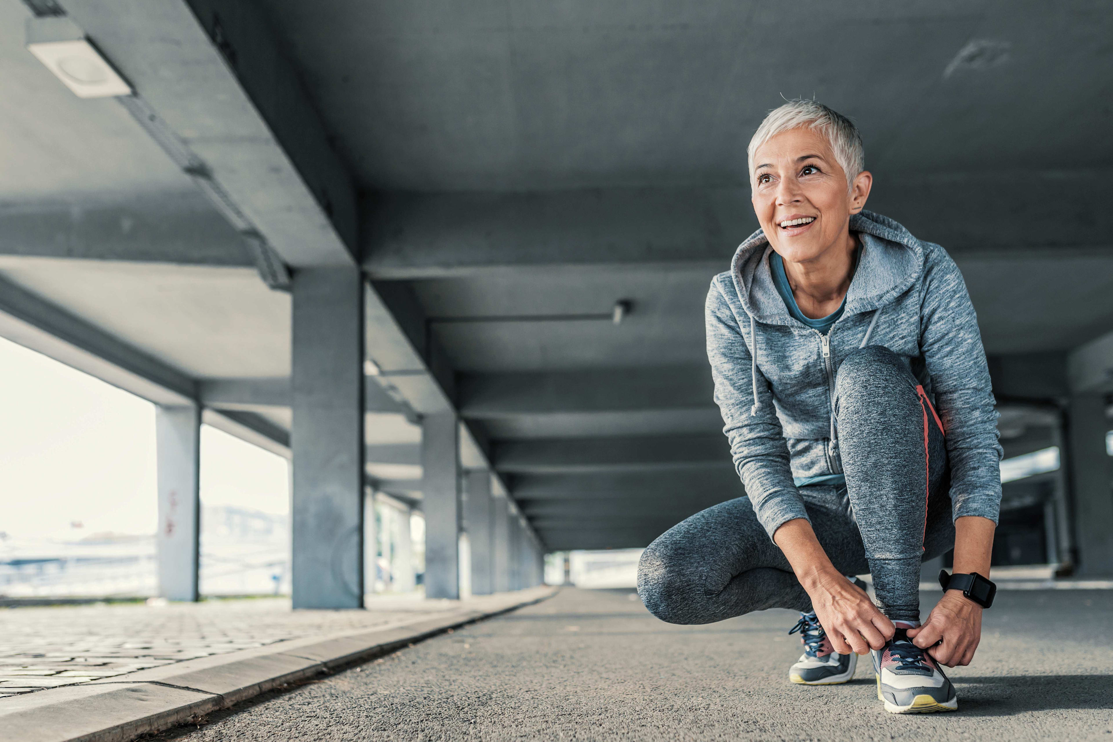 Bewegung_Joggen_Seniorin_Bruecke_s_fes6by