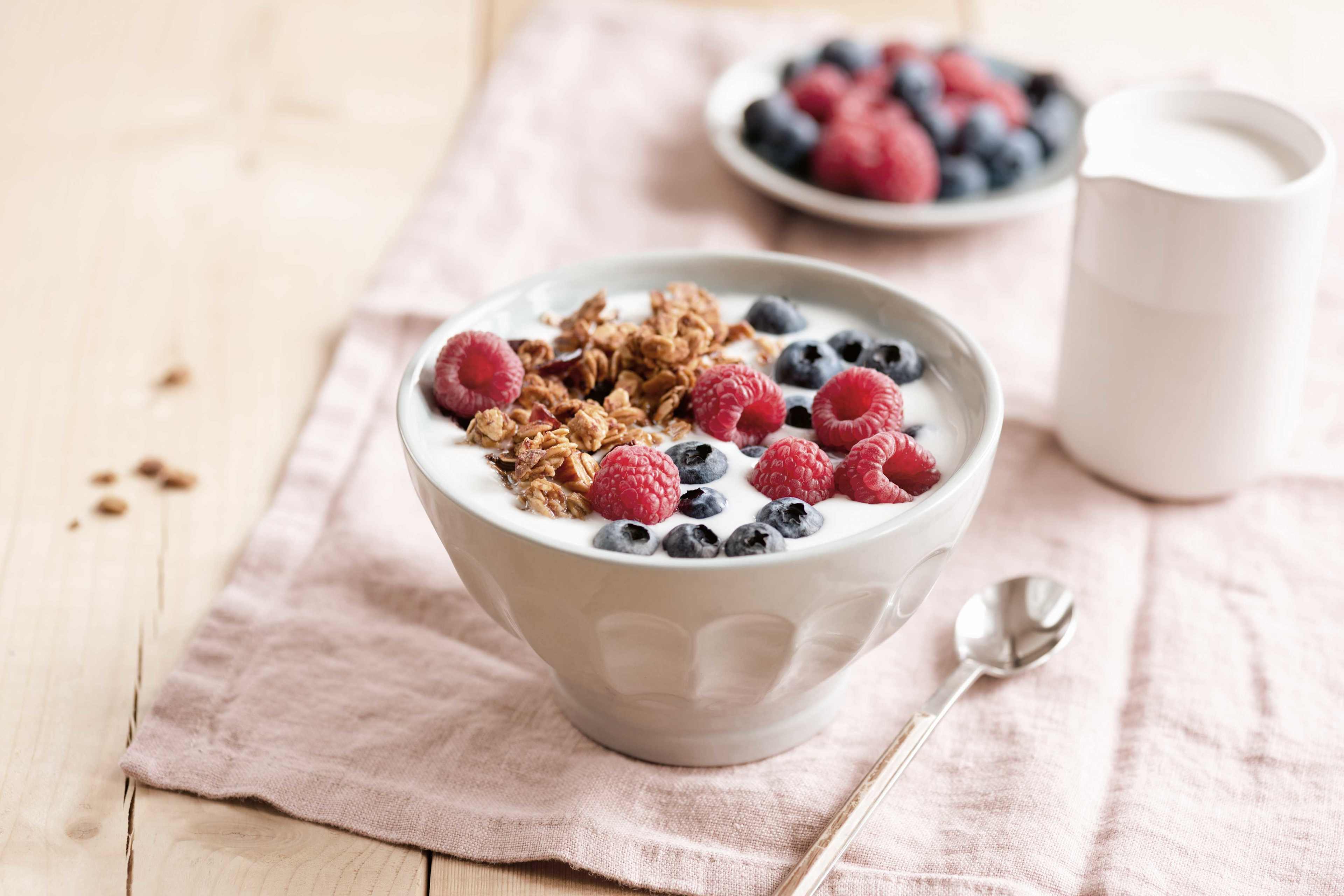 Ernaehrung_Gesund_Essen_Muesli_Fruechte_Joghurt_s_sgxxex