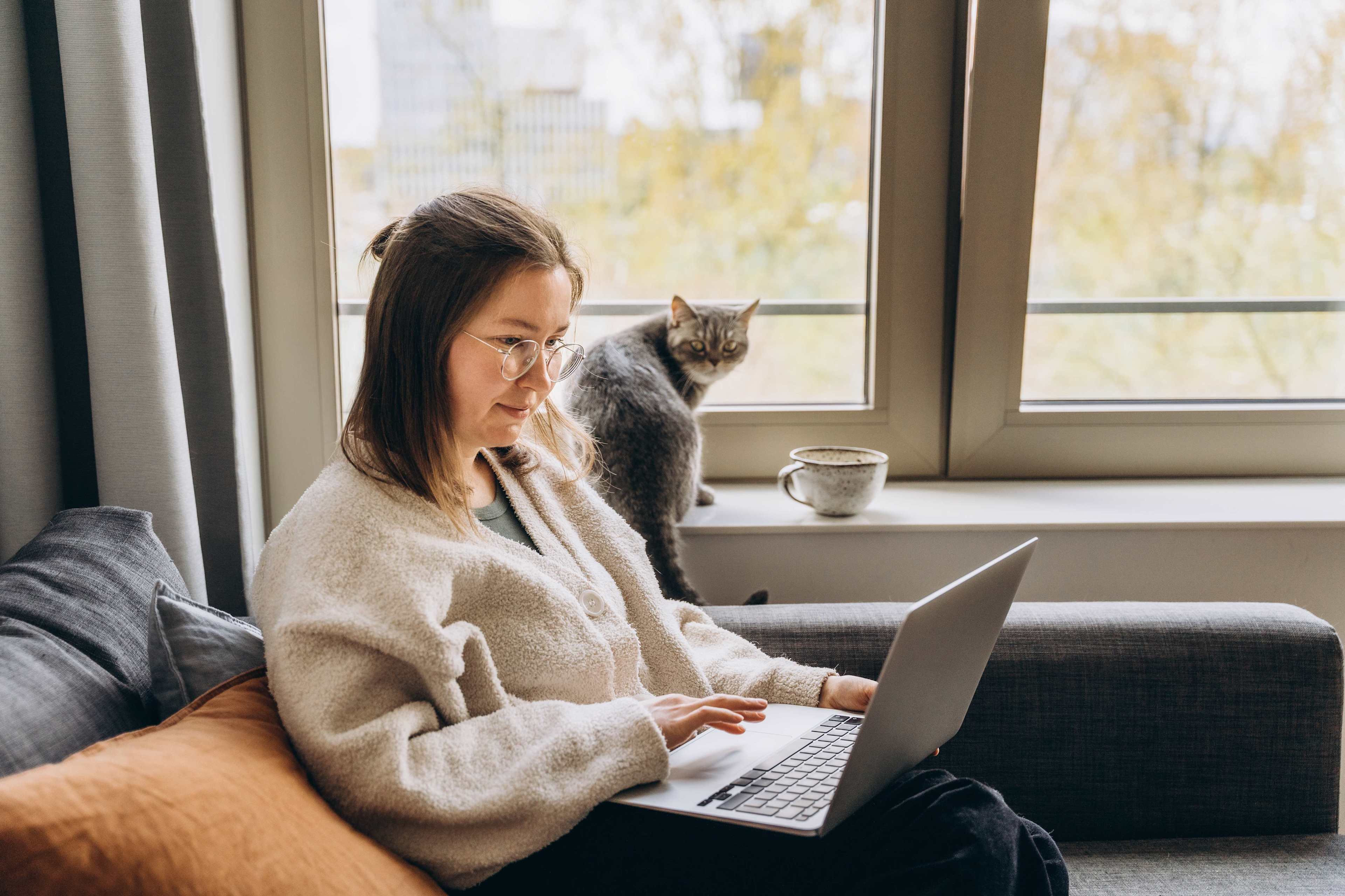 Employer_Brand_Frau_Home_Office_Laptop_Katze_s_memyav