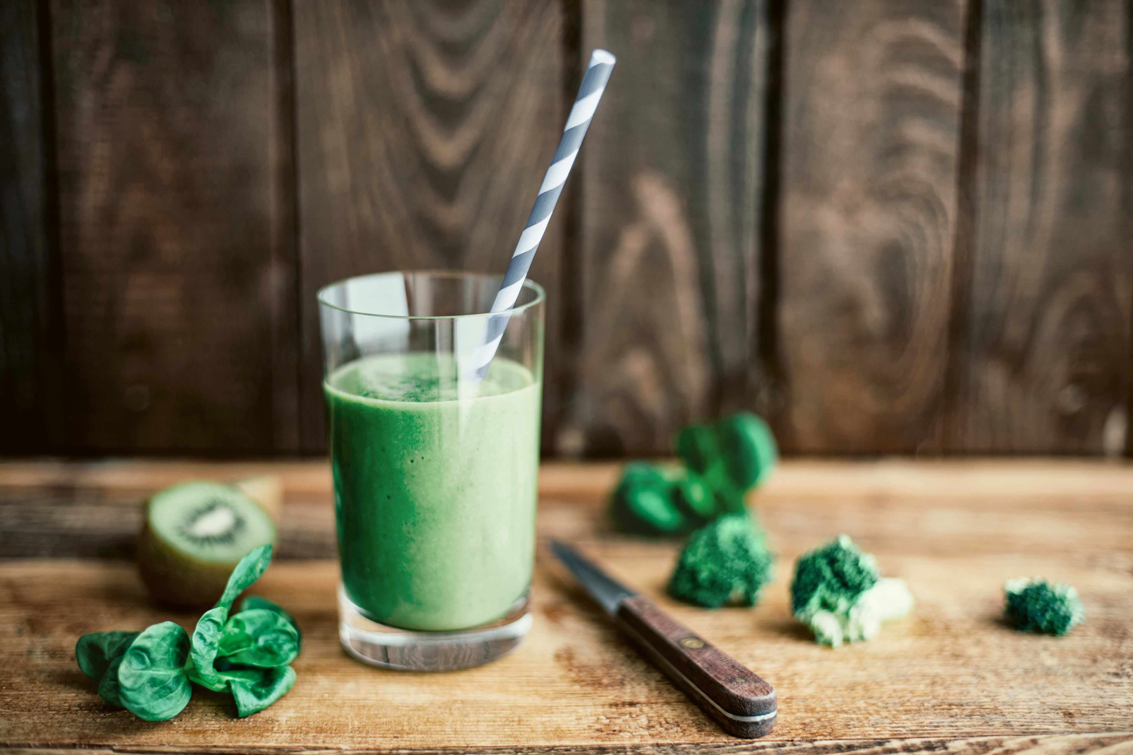 Ernaehrung_Gesund_Essen_Gruener_Smoothie_s_f9ag3l