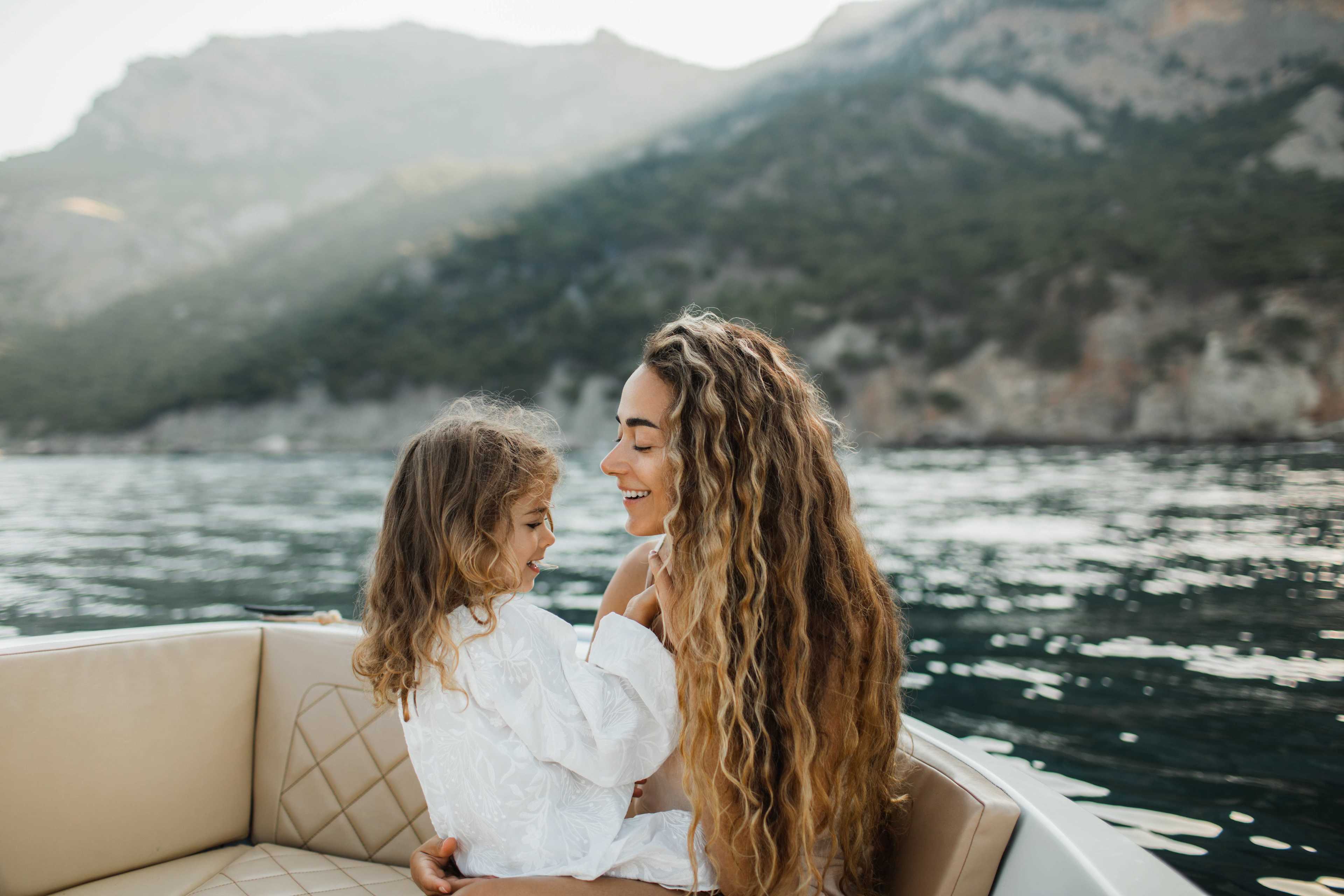 Familie_Ausland_Mutter_Tochter_Boot_s_iyl4kr