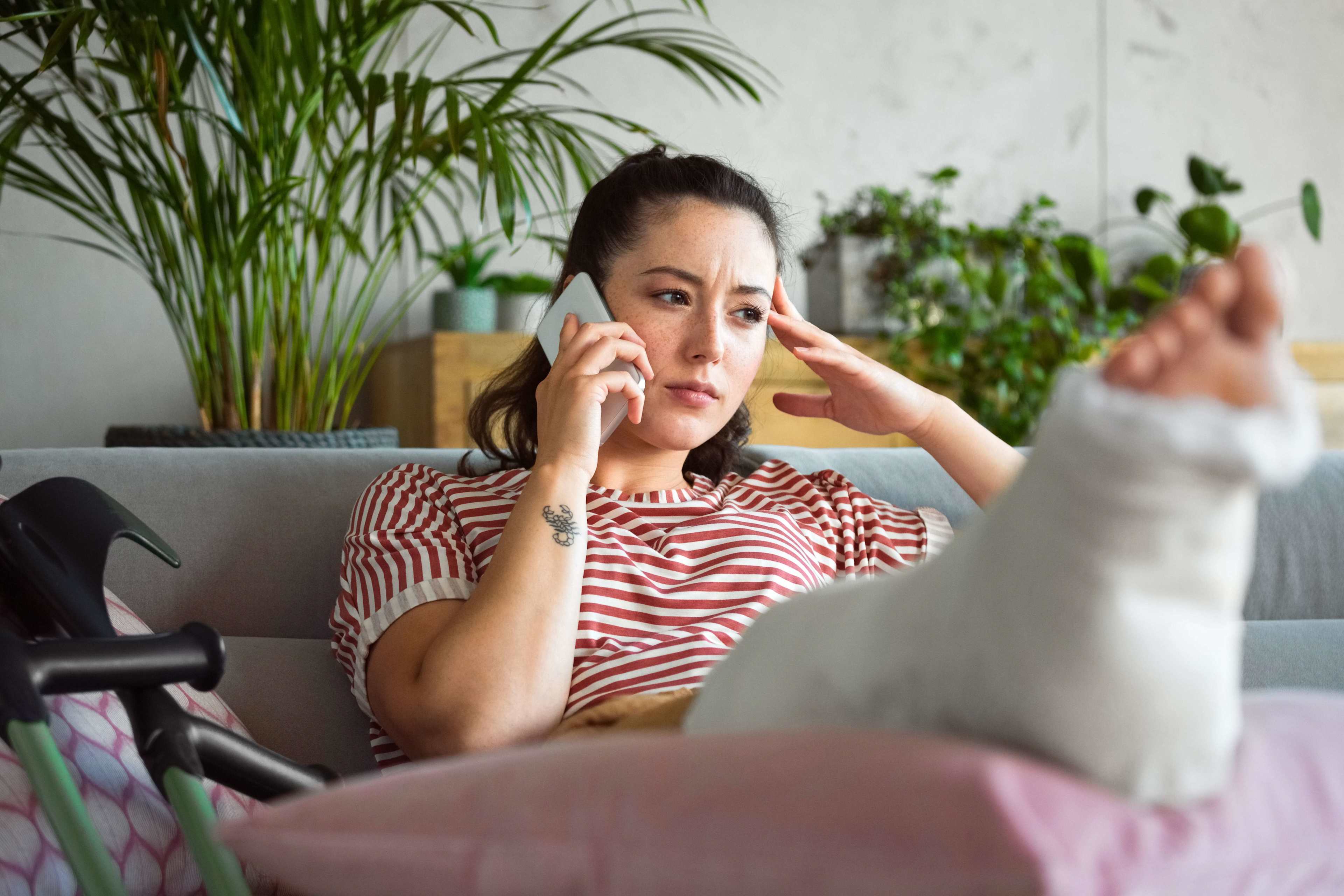 Gesundheit_Daheim_Frau_Telemed_Gips_s_zdayeu
