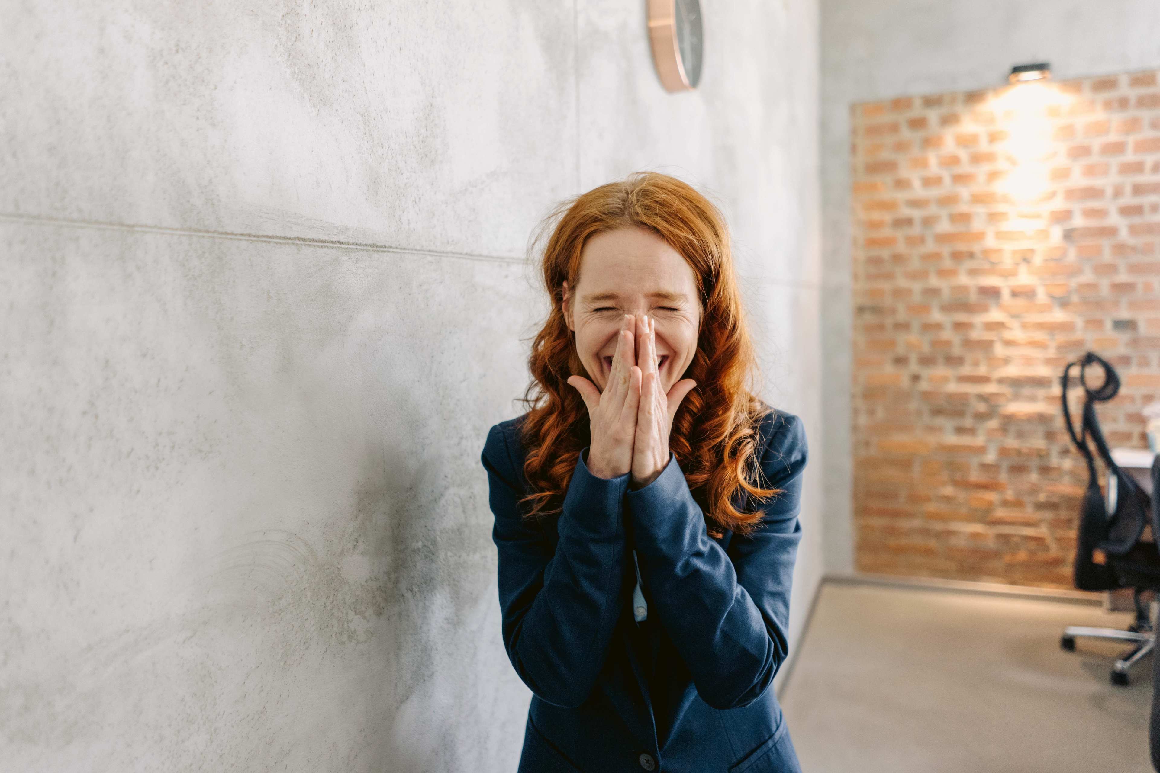 Business_Office_Frau_Lachen_s_f35ytq