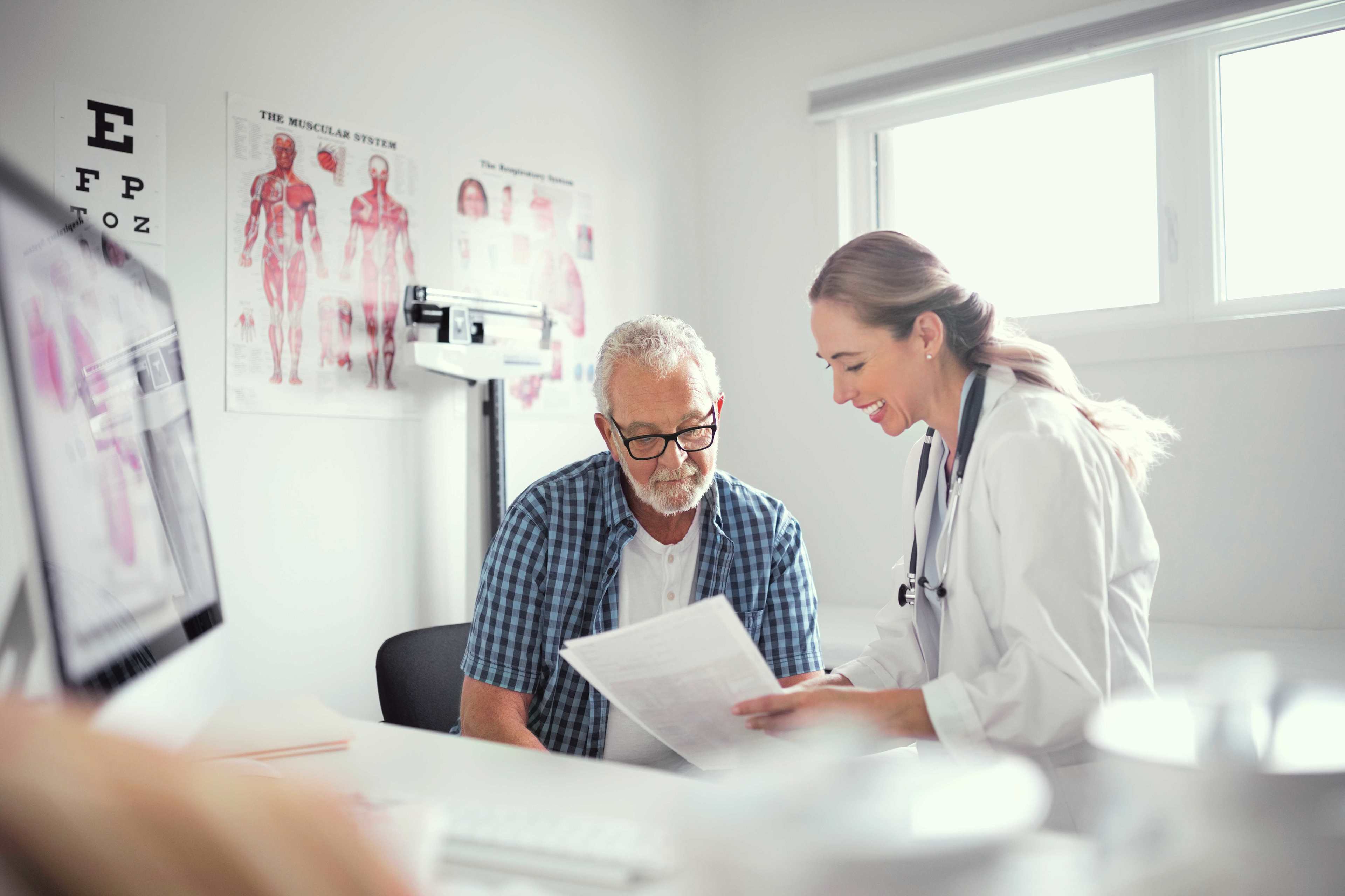 Gesundheit_Arztpraxis_Aerztin_Patient_Untersuchung_s_s7wuak