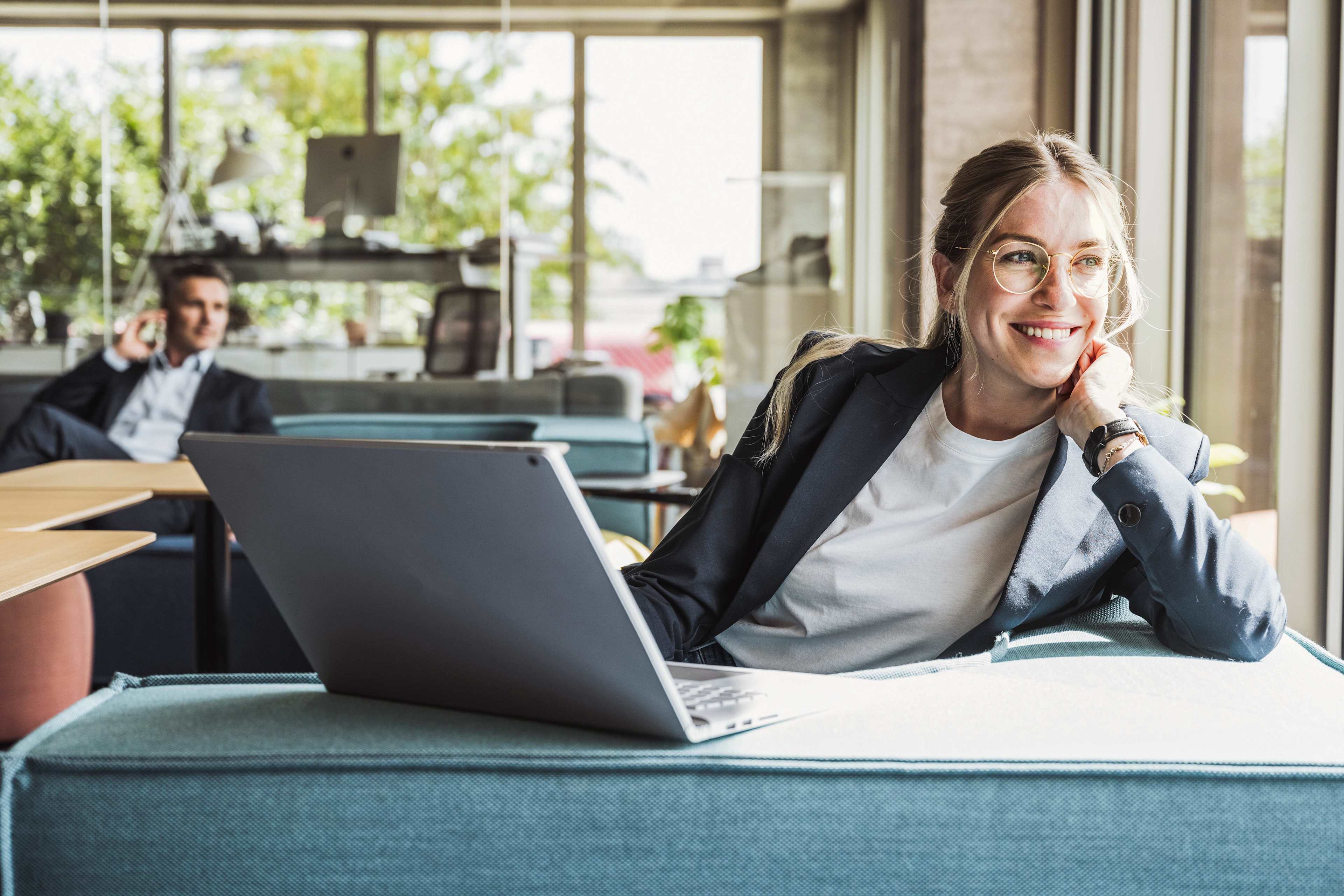 Business_Arbeitsplatz_Frau_Zufrieden_s_gqu1hp
