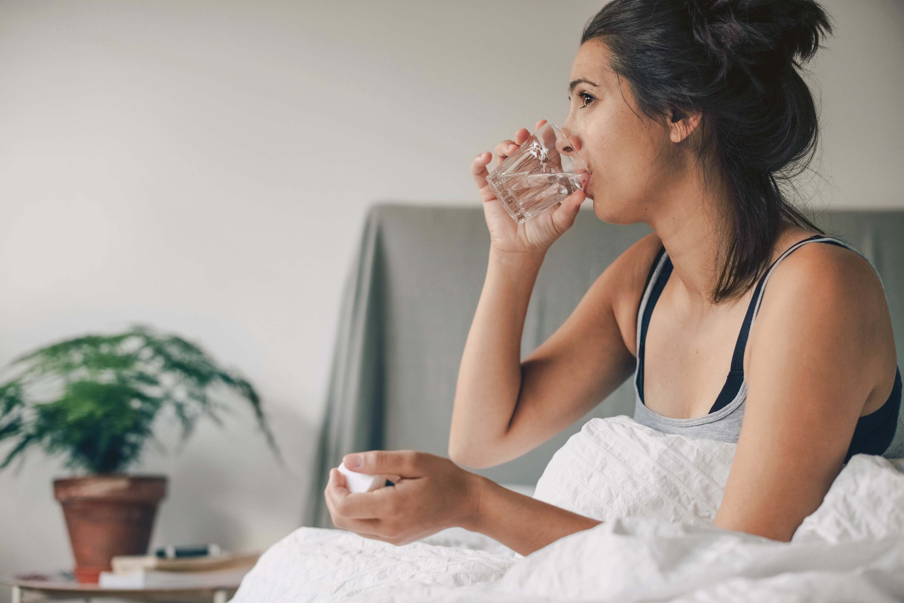 Gesundheit_Medikamente_Frau_Wasserglas_s_Freisteller_ezns8z