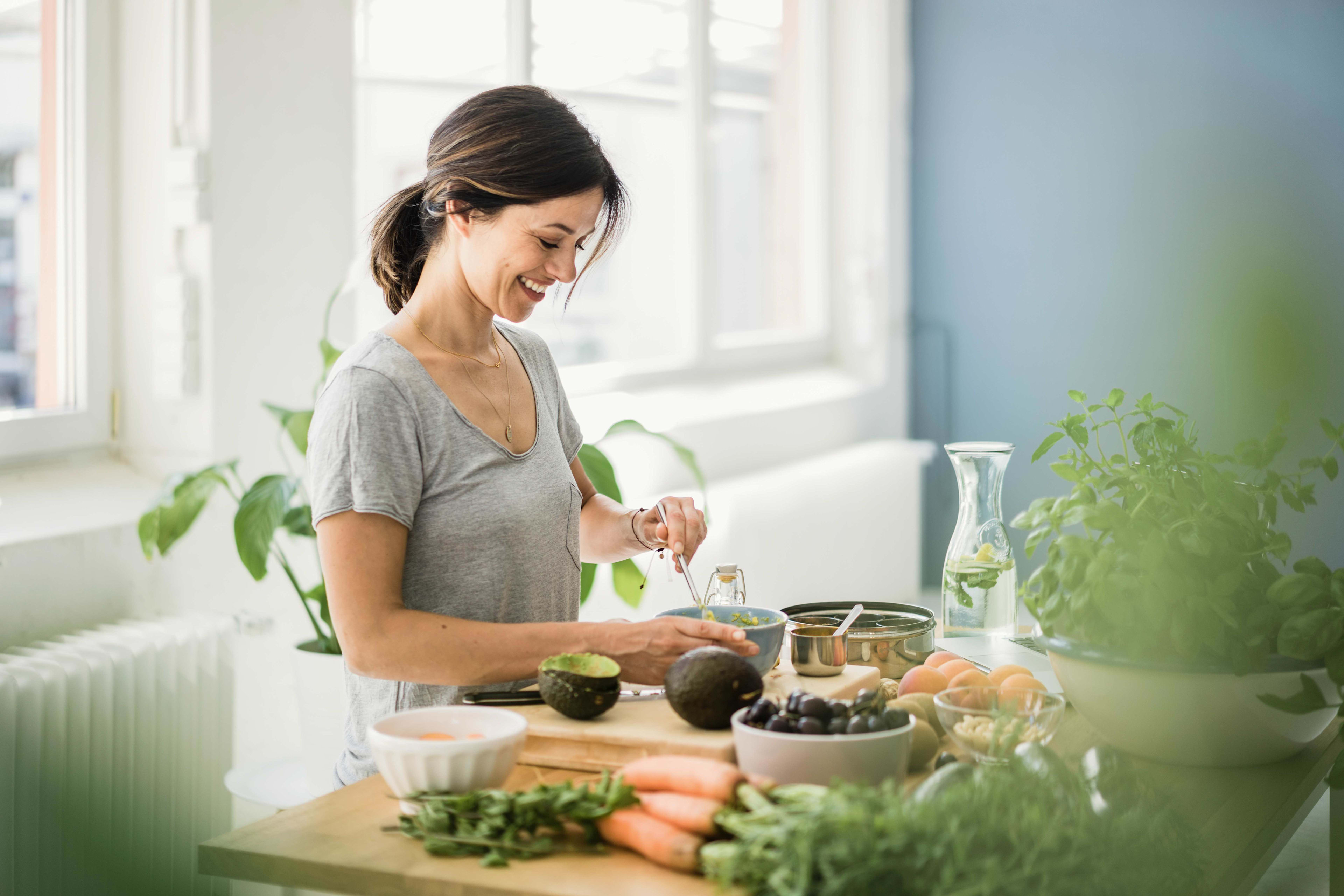 Ernaehrung_Kochen_Frau_Gemuese_s_Freisteller_by7loz