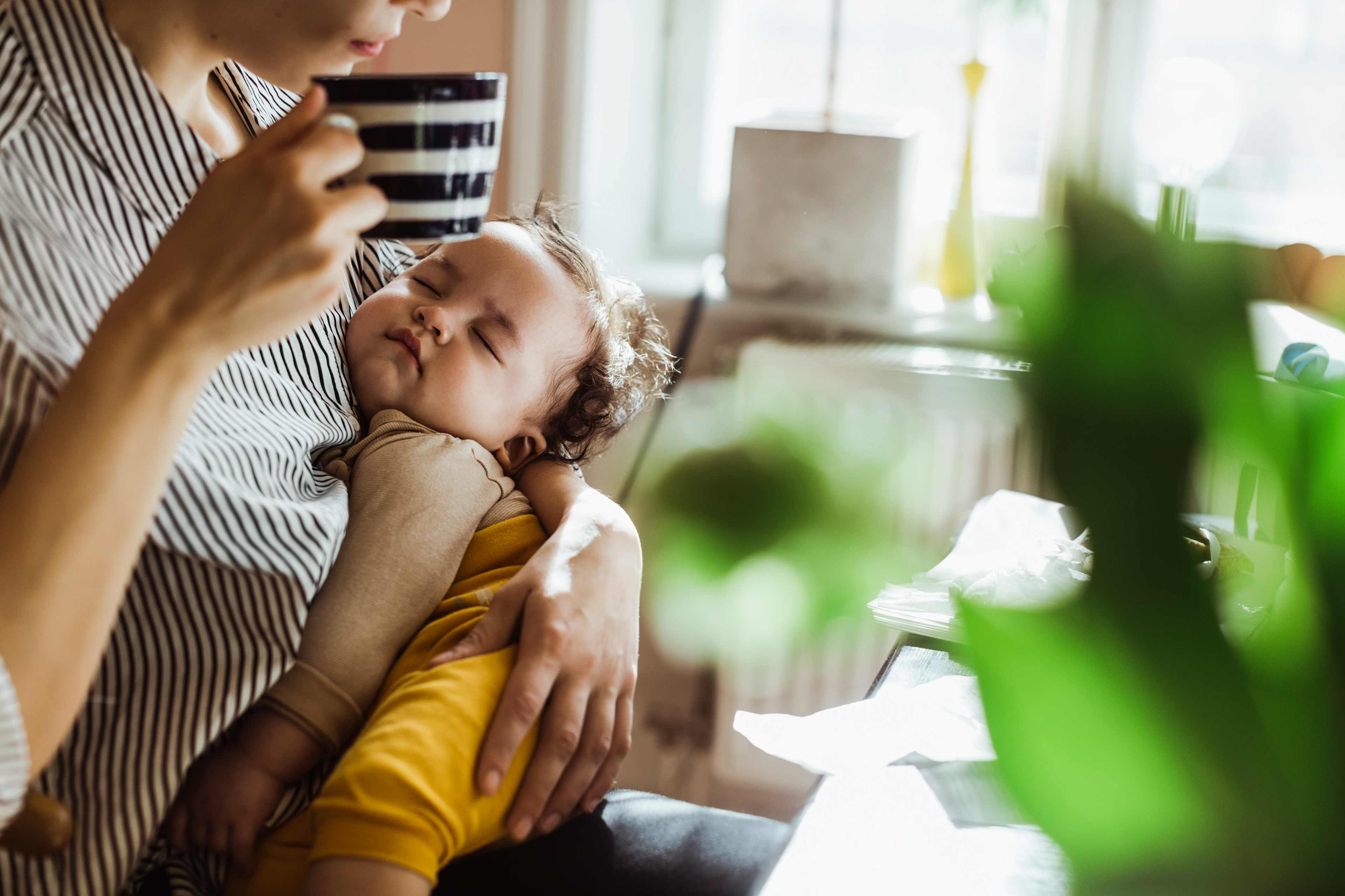 2026-02-10-gesundheitswelt-blog-familie-mutter-mit-baby-trinkt-tee-getty