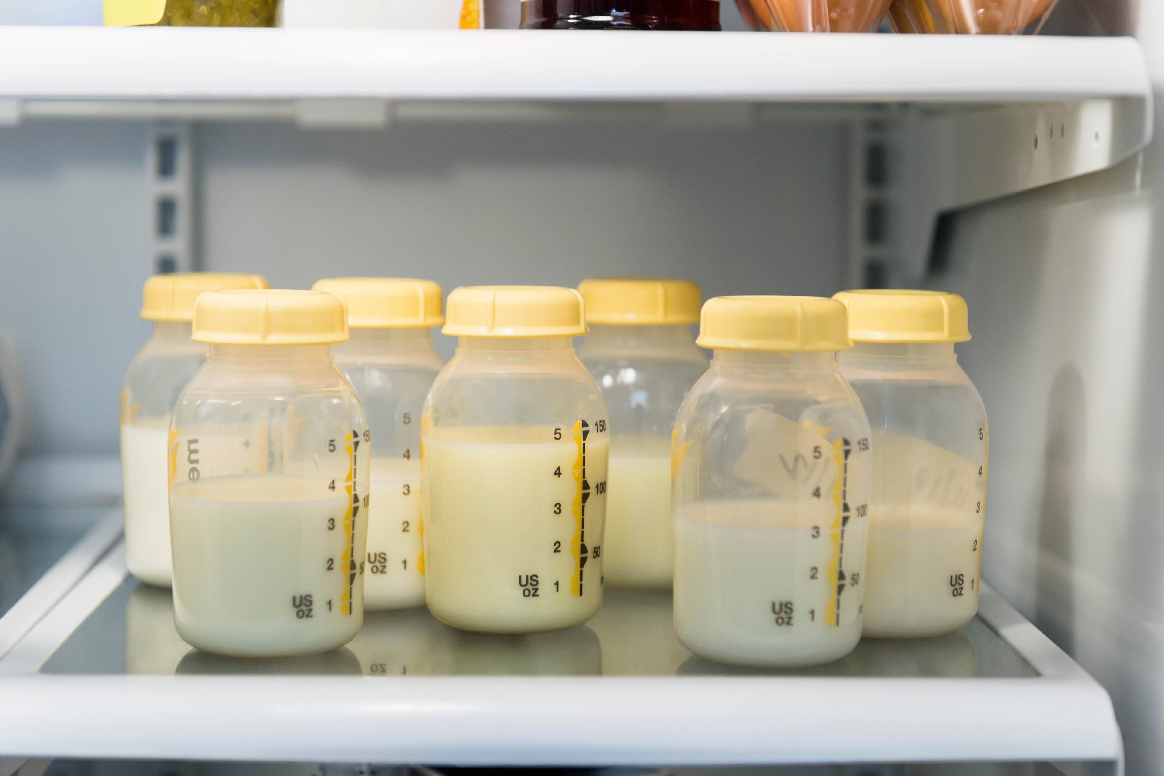 2026-03-10-gesundheitswelt-blog-familie-muttermilch-kuehlschrank-getty