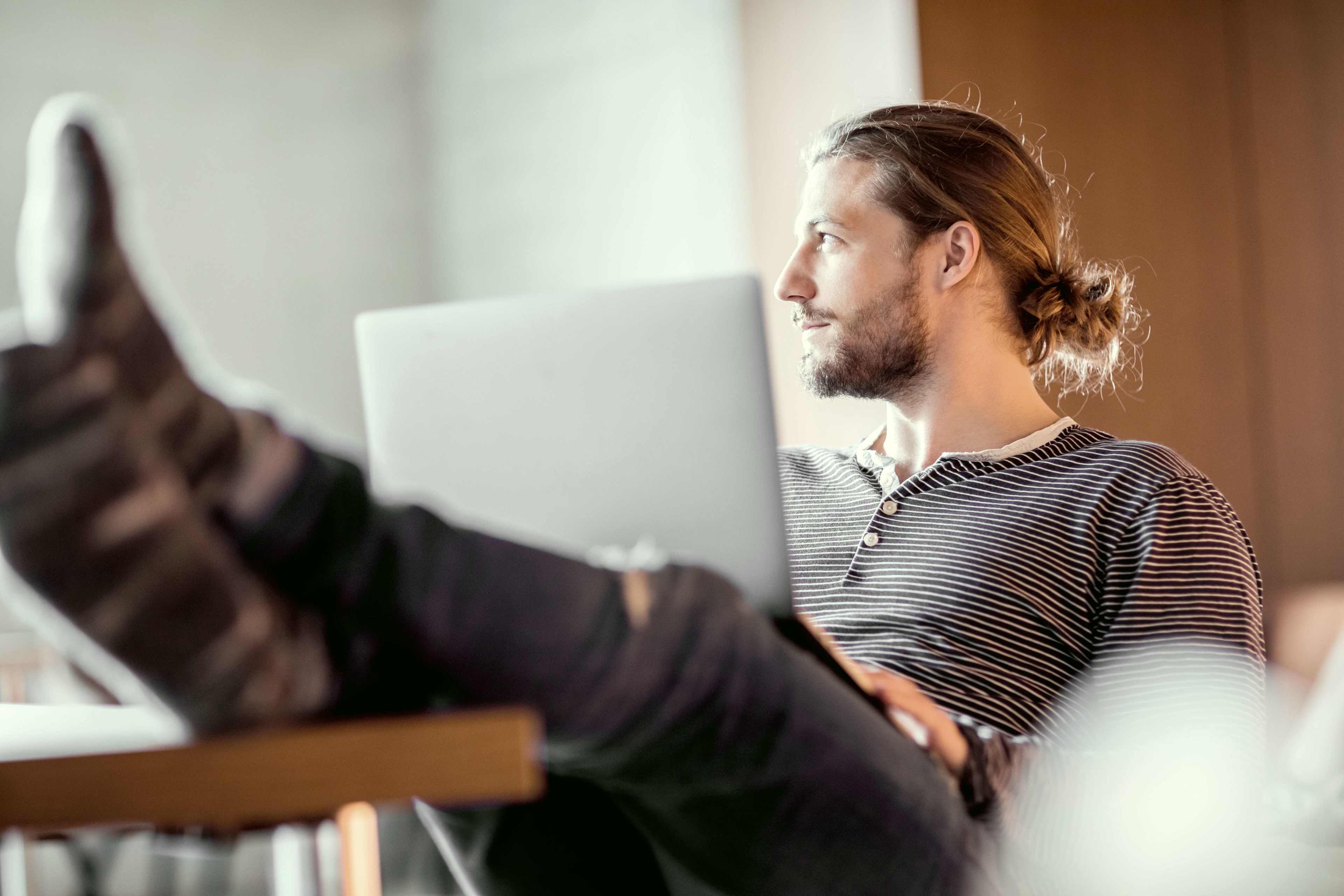 Ausbildung_Studierende_Mann_Computer_Laessig_s_xfrm3o