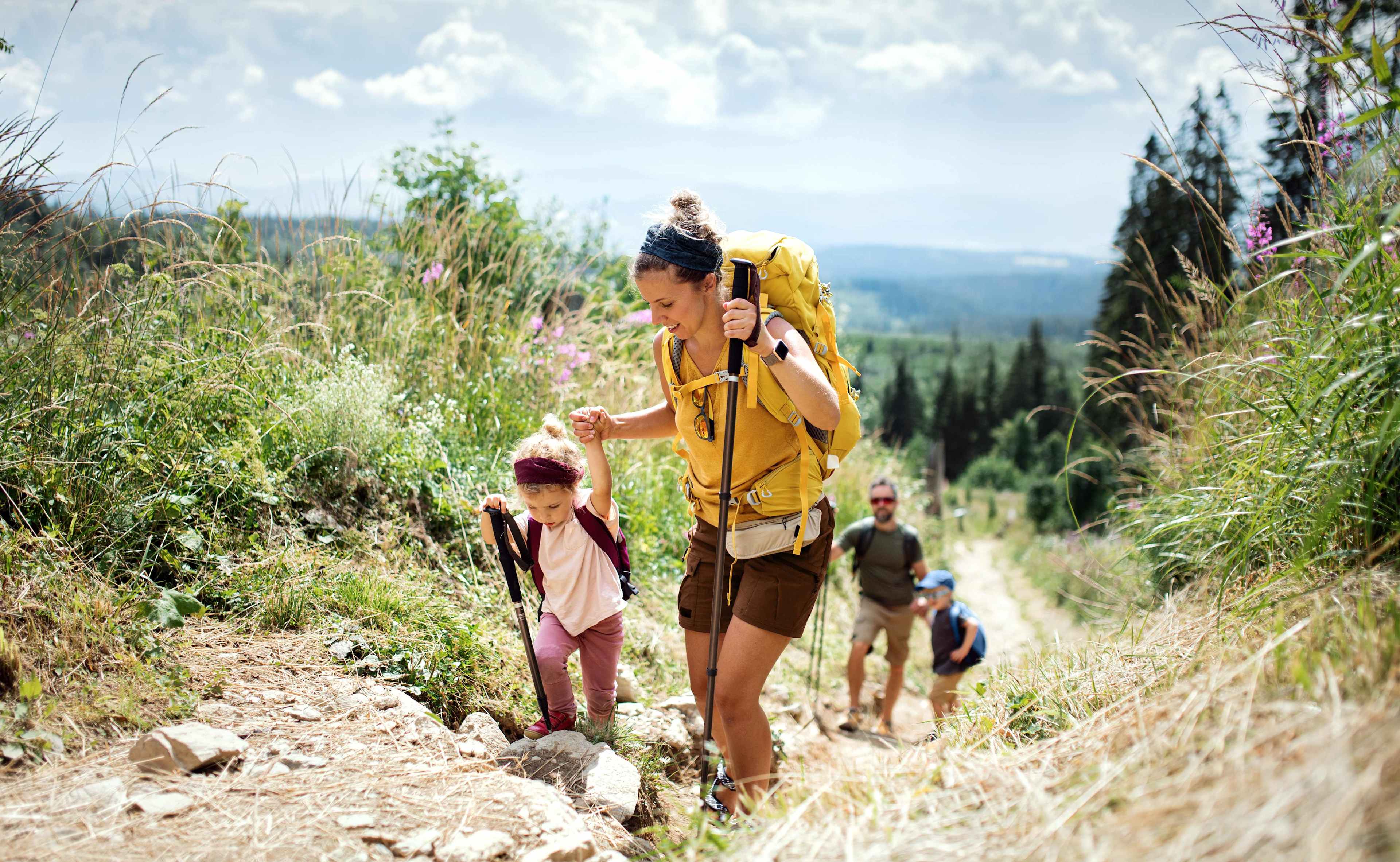 Bewegung_Wandern_Familie_Stoecke_Abredeversicherung_s_Freisteller_lg65yb
