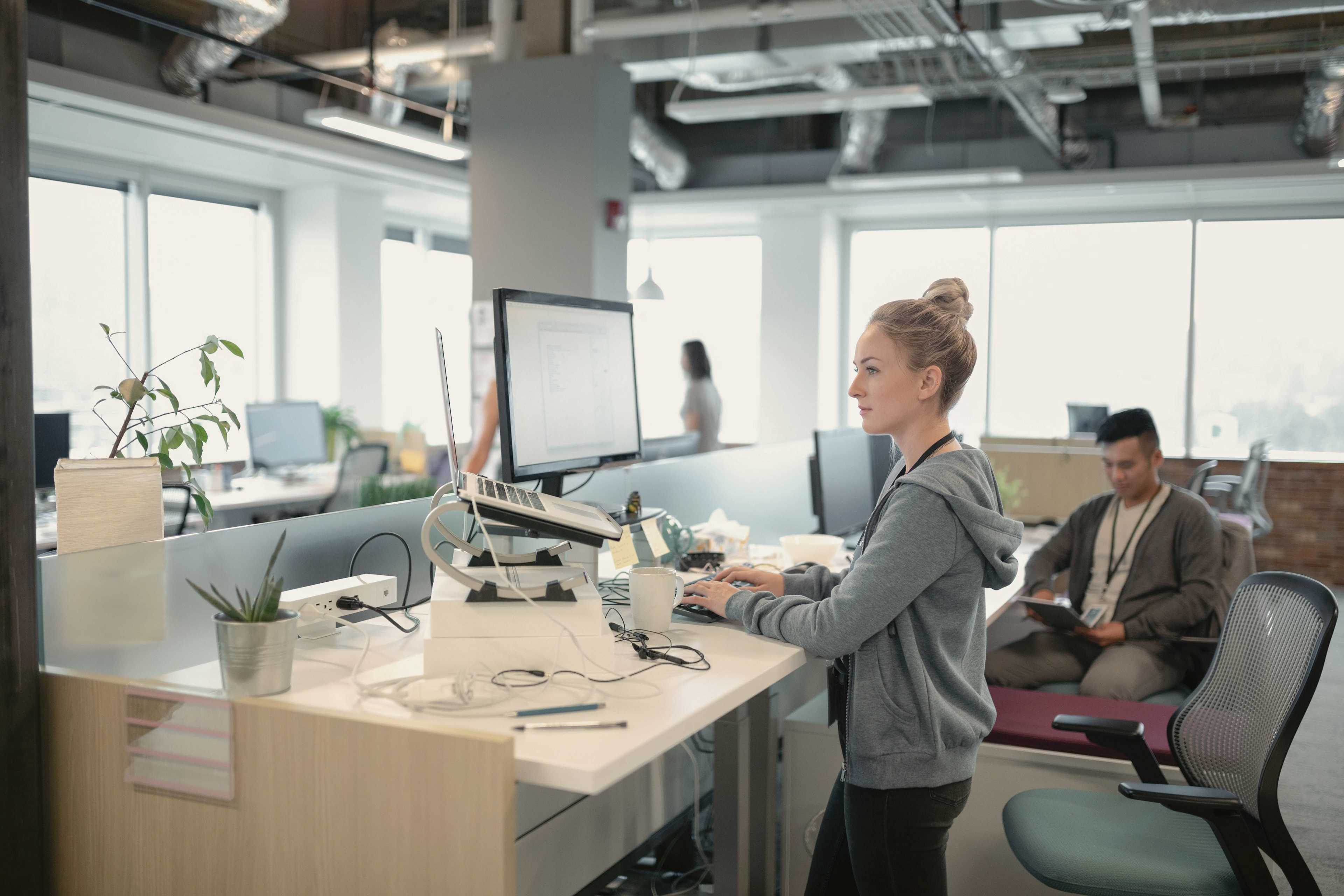 Business_Praevention_Ergonomie_Frau_Schreibtisch_s_srg5bi