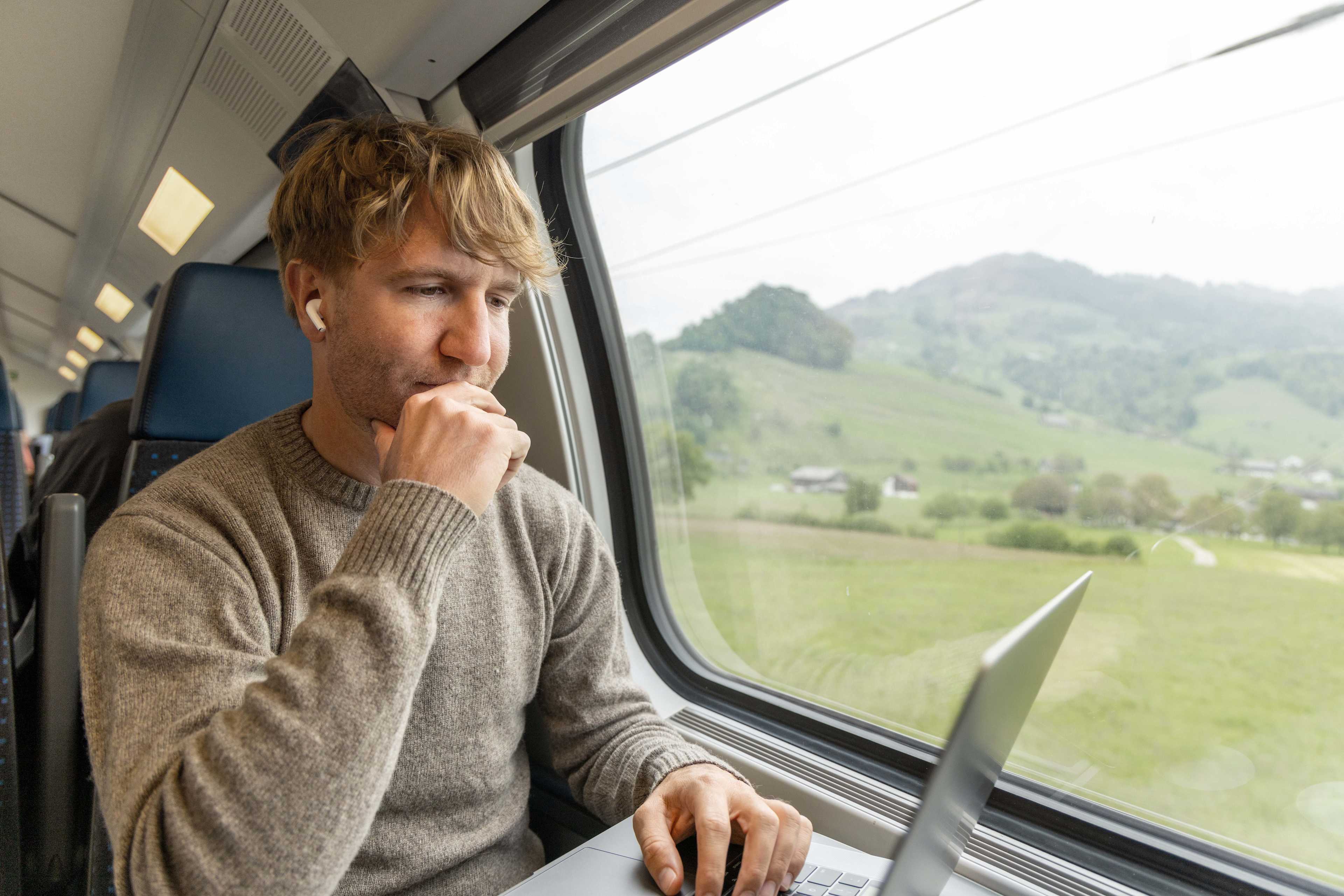 Kunden_Grenzgaenger_Mann_Zug_s_szyjq8