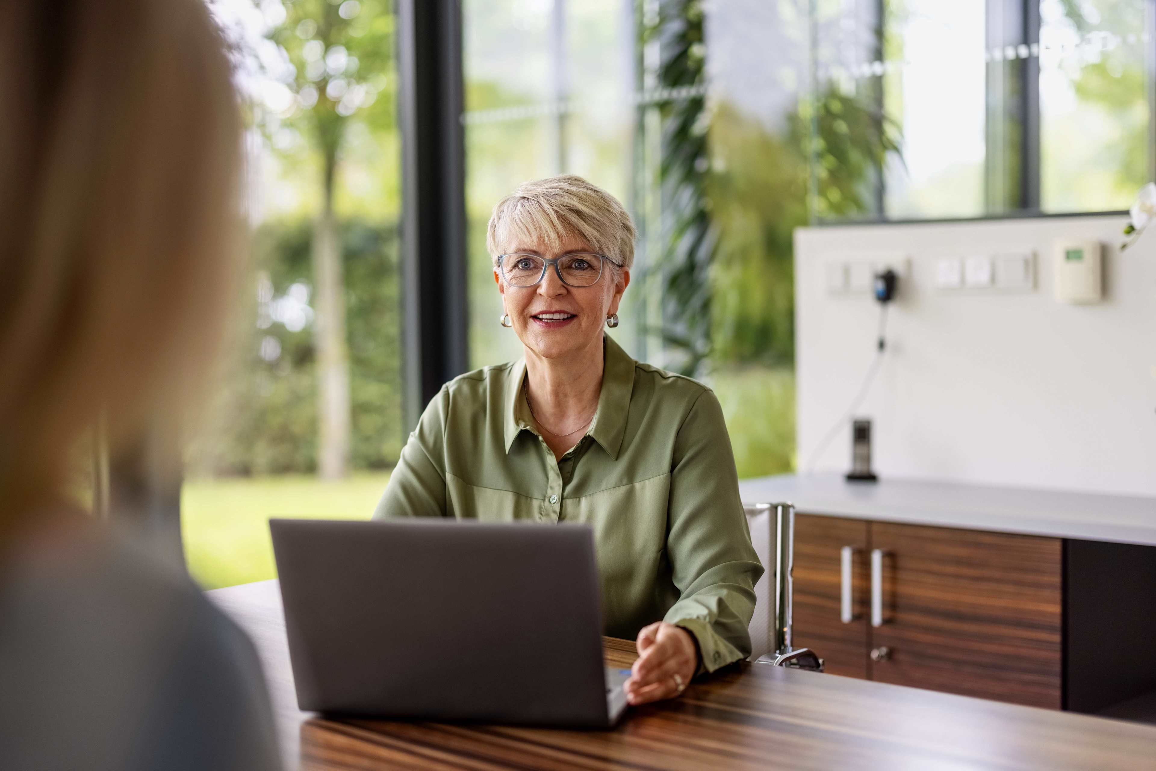 Employer_Brand_Frau_Laptop_Gespraech_s_Freisteller_ugn0f6
