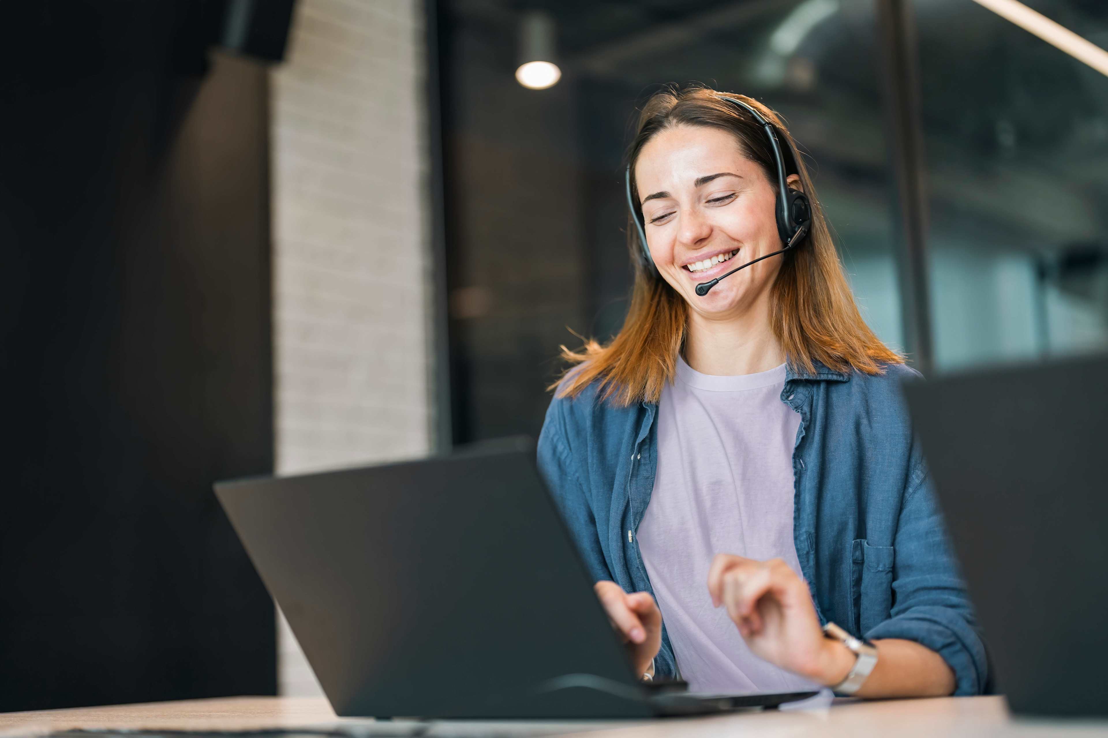 Kunden_Beratung_Frau_Telefon_Laecheln_s_Freisteller_u4fvpd